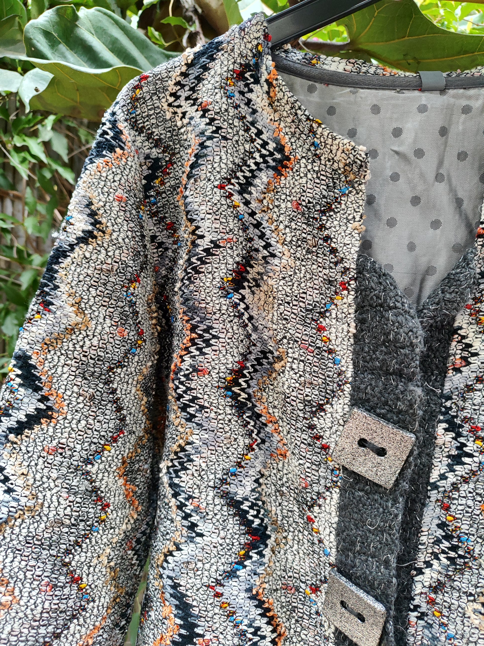 קרדיגן ברקע אפור זיגזגים בגוונים רכים מנצנצין - Image 8 by GD25