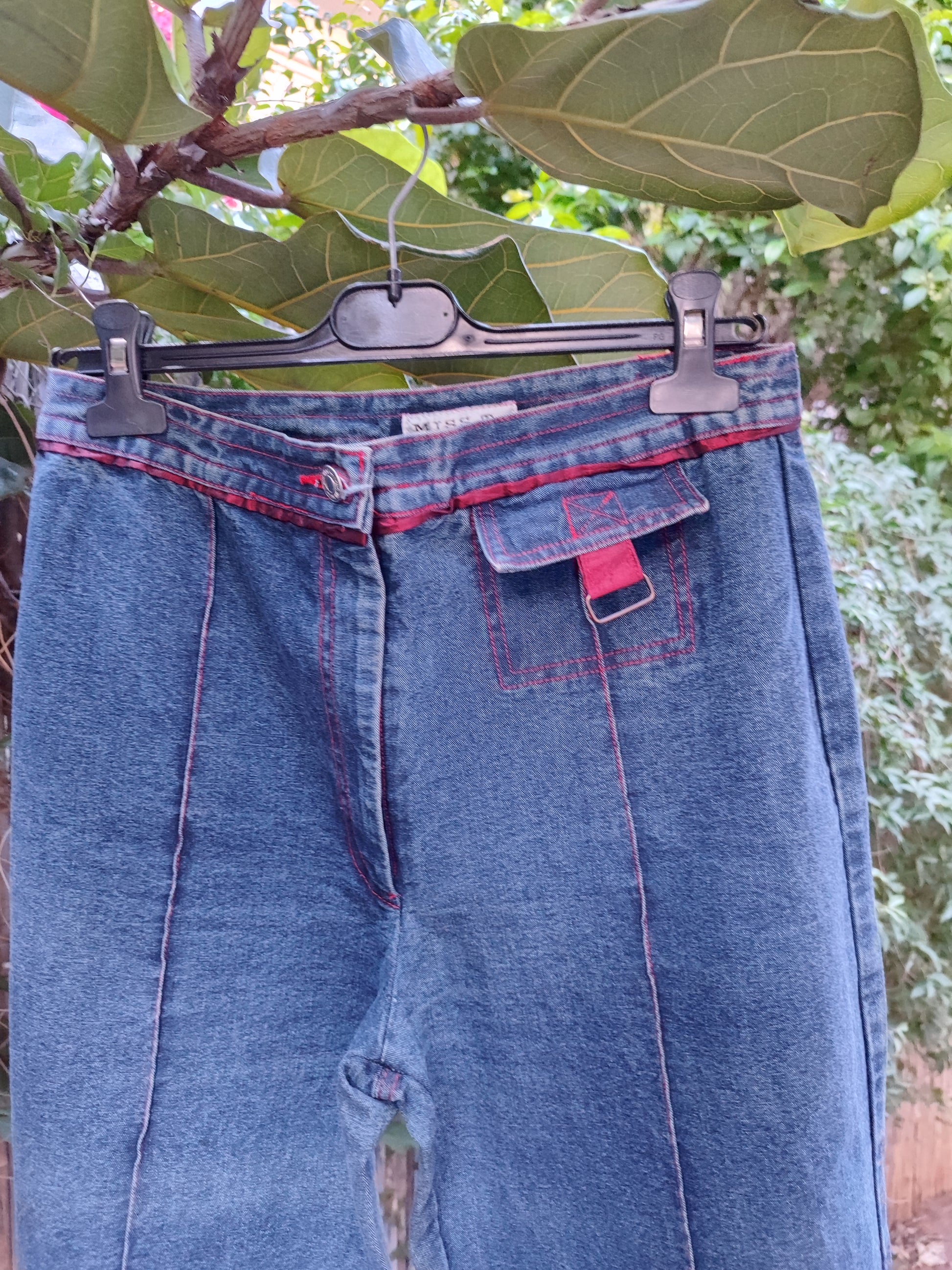 מכנסי ג'ינס וינטג' בתיפורים אדומים by מיס-טי - Size 40-42