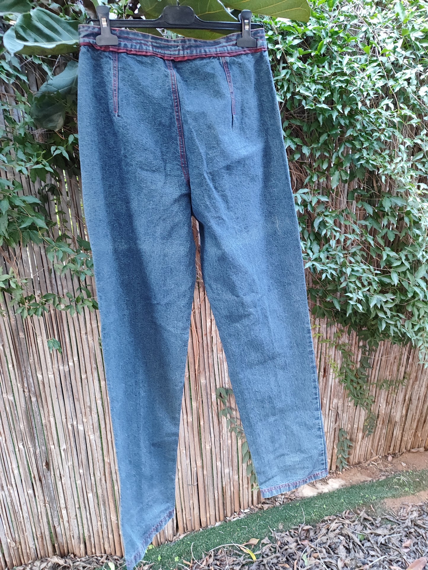 מכנסי ג'ינס וינטג' בתיפורים אדומים - Image 3 by מיס-טי