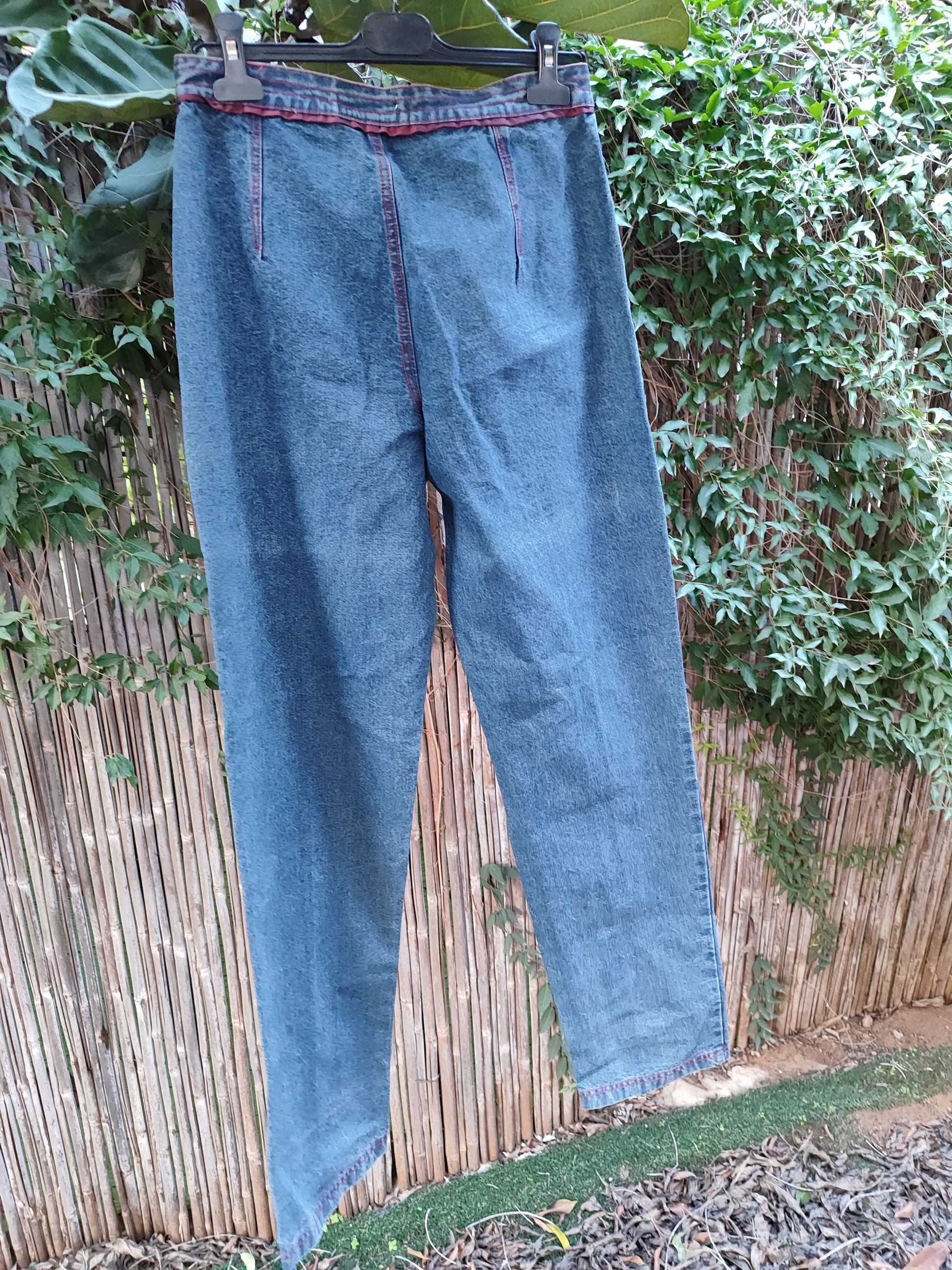 מכנסי ג'ינס וינטג' בתיפורים אדומים - Image 3 by מיס-טי