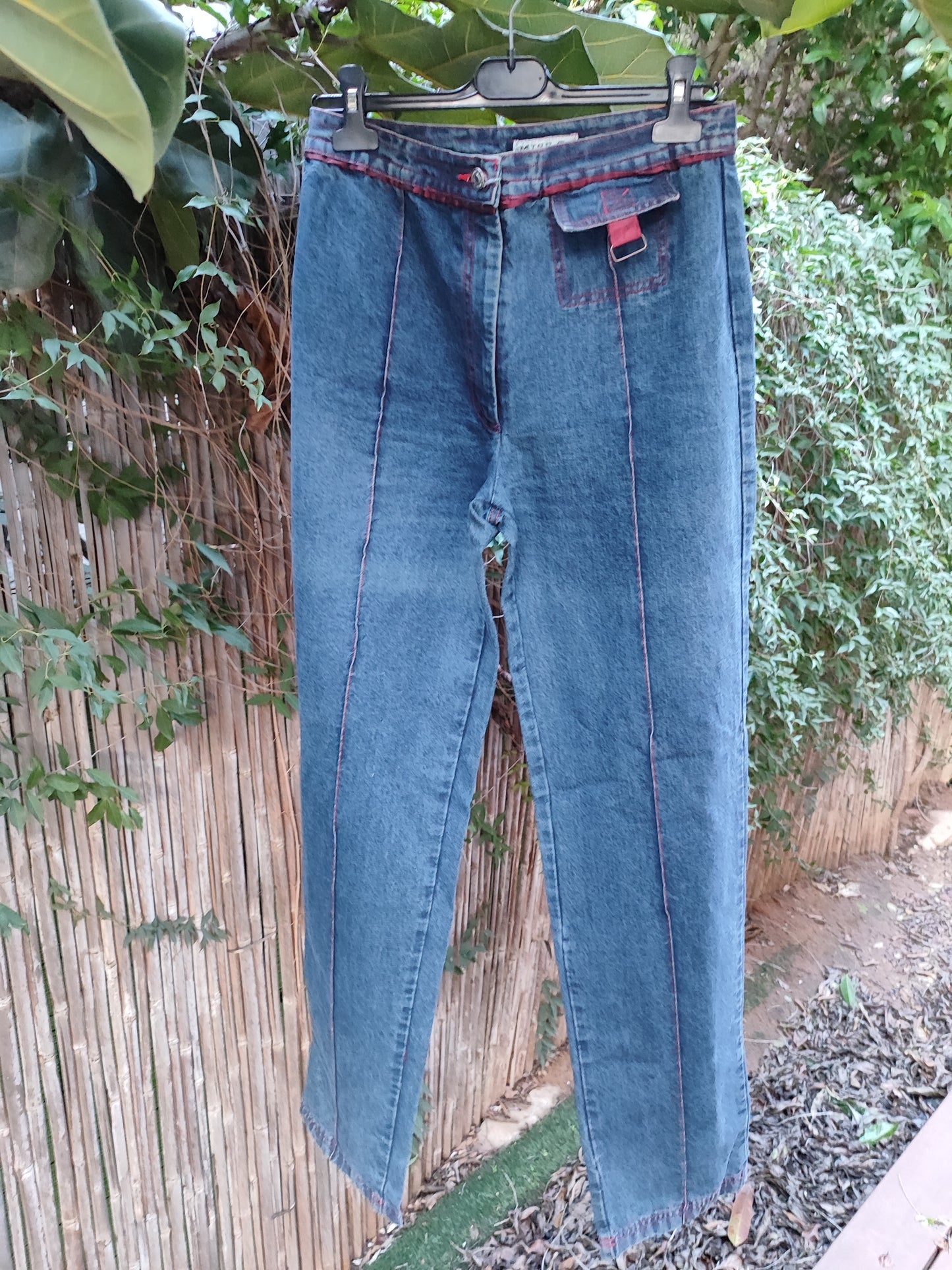 מכנסי ג'ינס וינטג' בתיפורים אדומים - Image 2 by מיס-טי