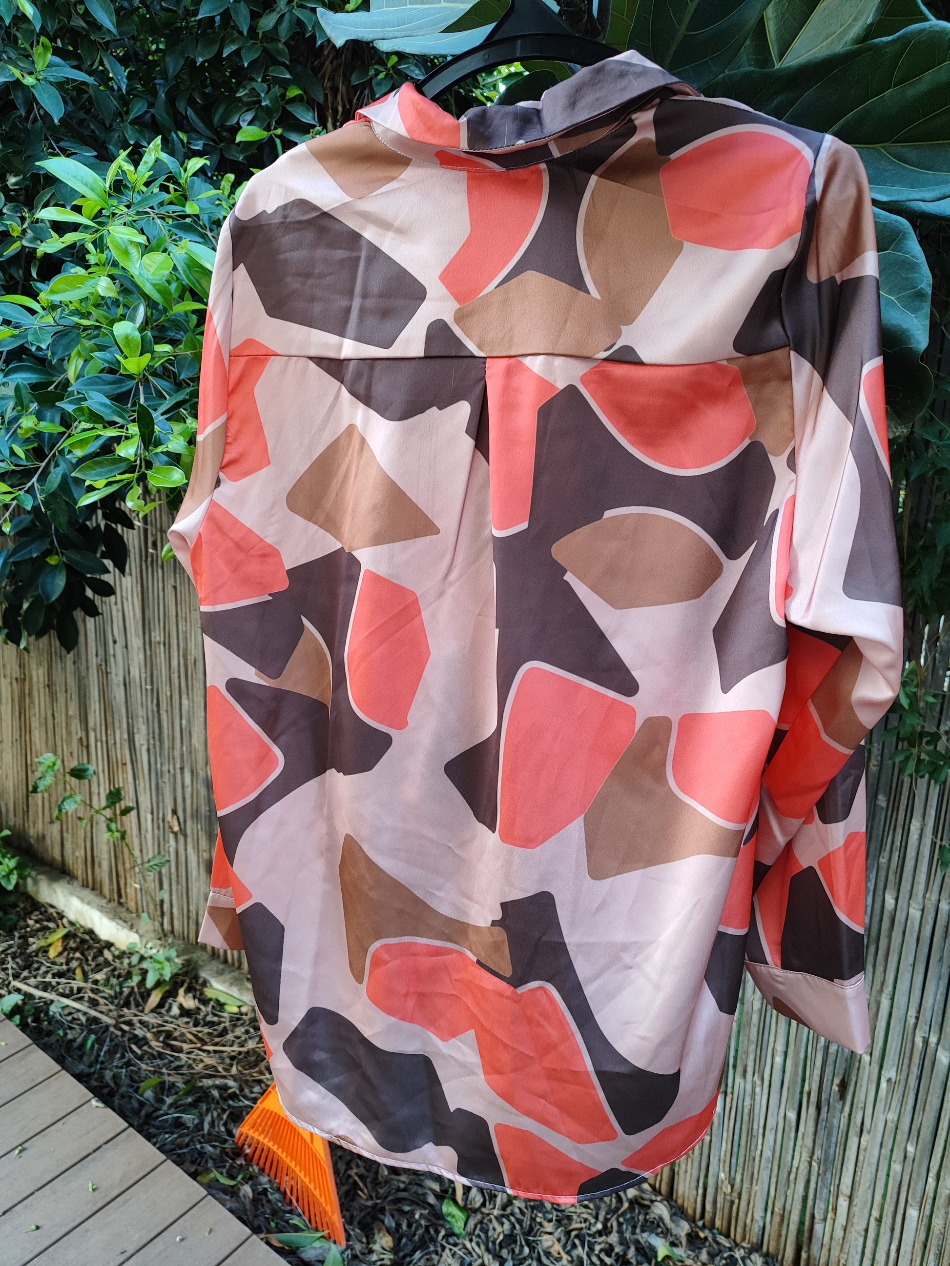 חולצה מכופתרת בגווני אדמה וצורות - Image 4 by Miss Lochina