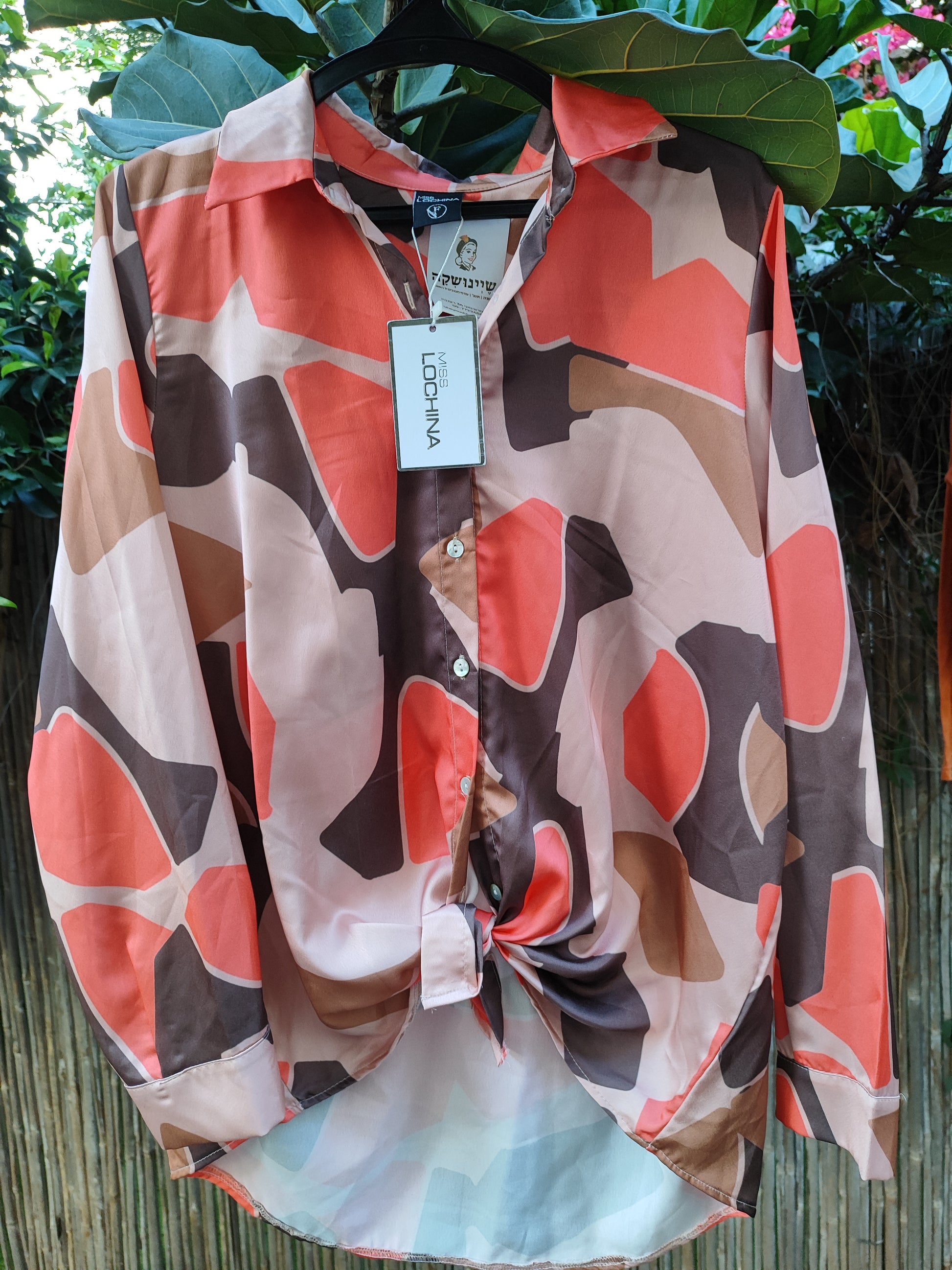 חולצה מכופתרת בגווני אדמה וצורות - Image 5 by Miss Lochina