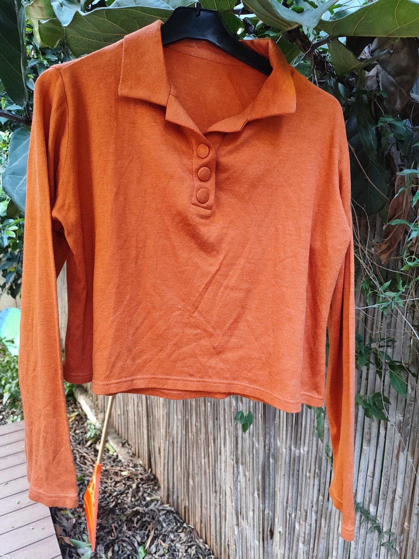 חולצת פולו כתומה בכפתורי תואמים - Image 3