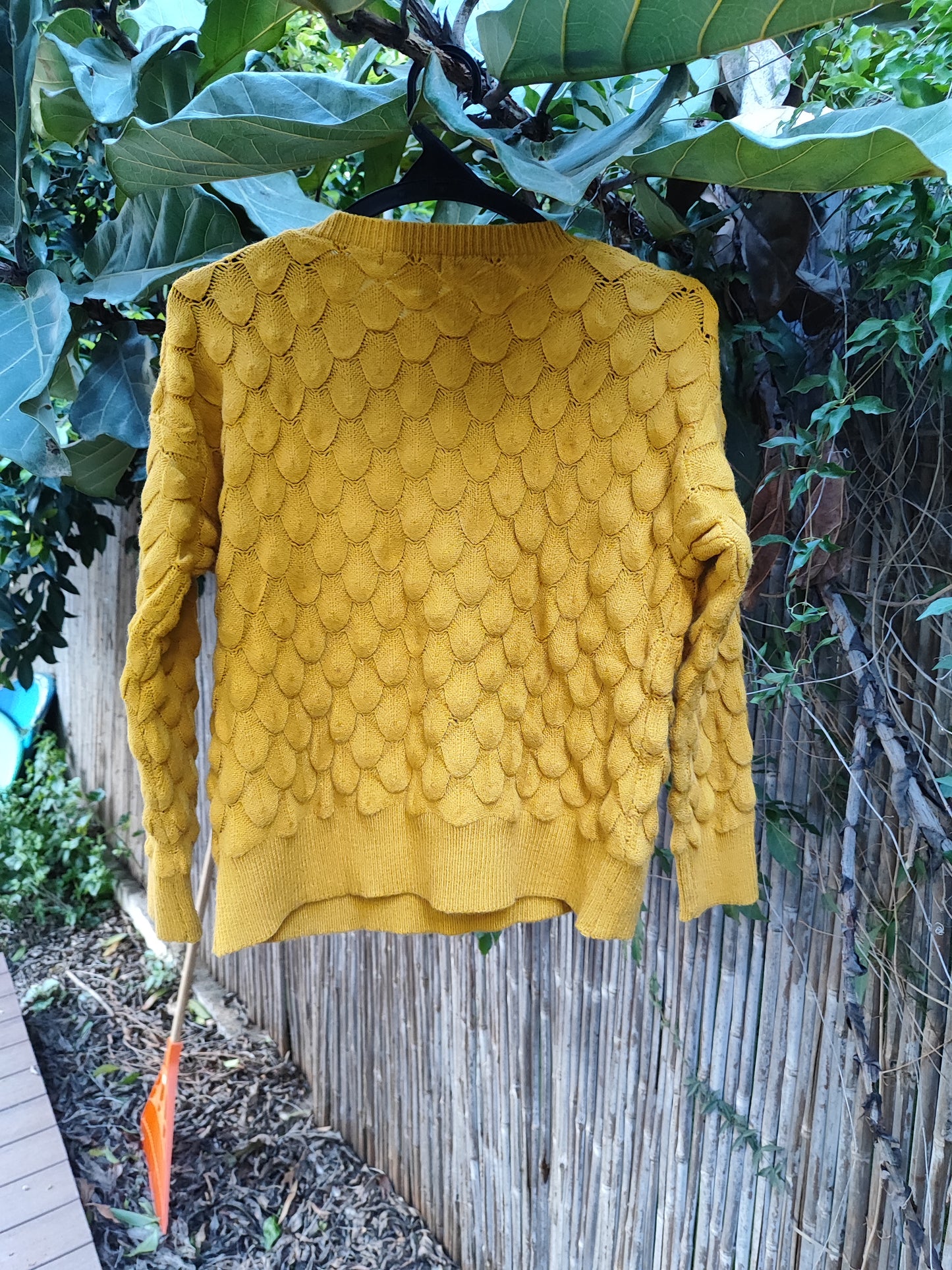 סוודר חרדל בטקסטורה  - Image 2 by אמה