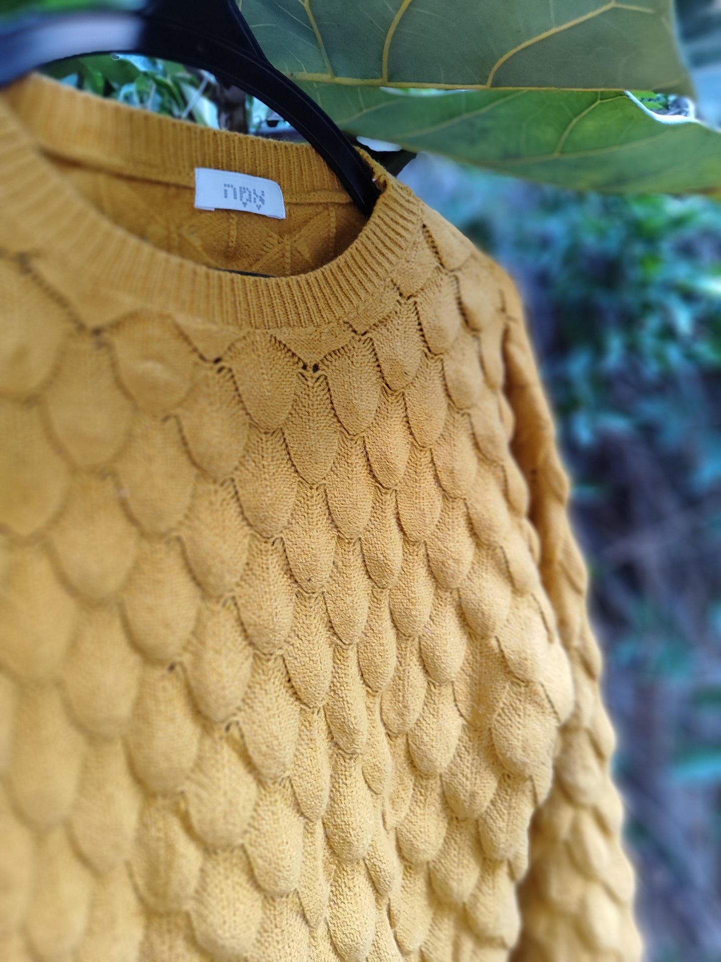 סוודר חרדל בטקסטורה  - Image 3 by אמה