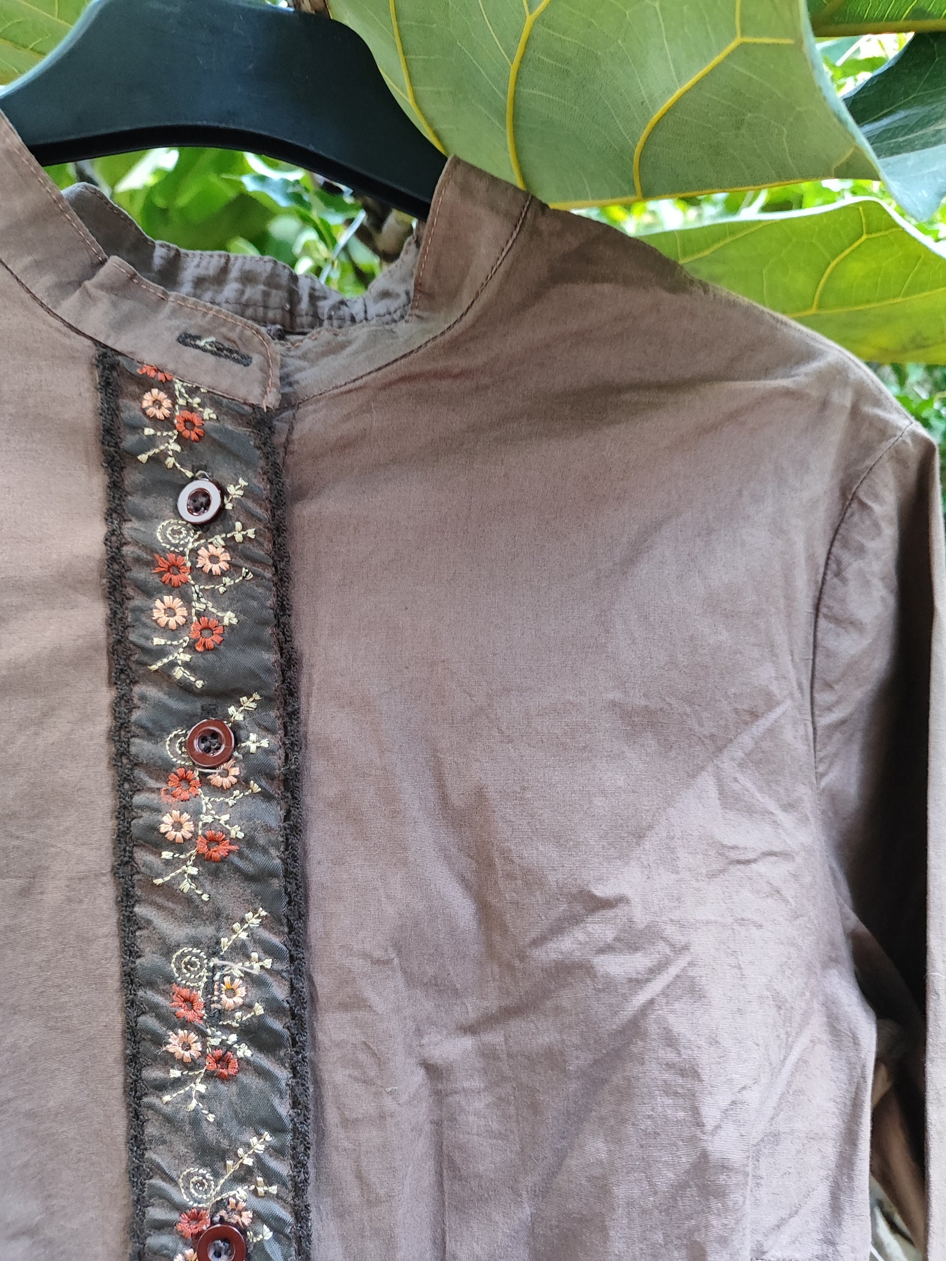 חולצה בכפתורים עם רקמה בפרחים  - Image 3