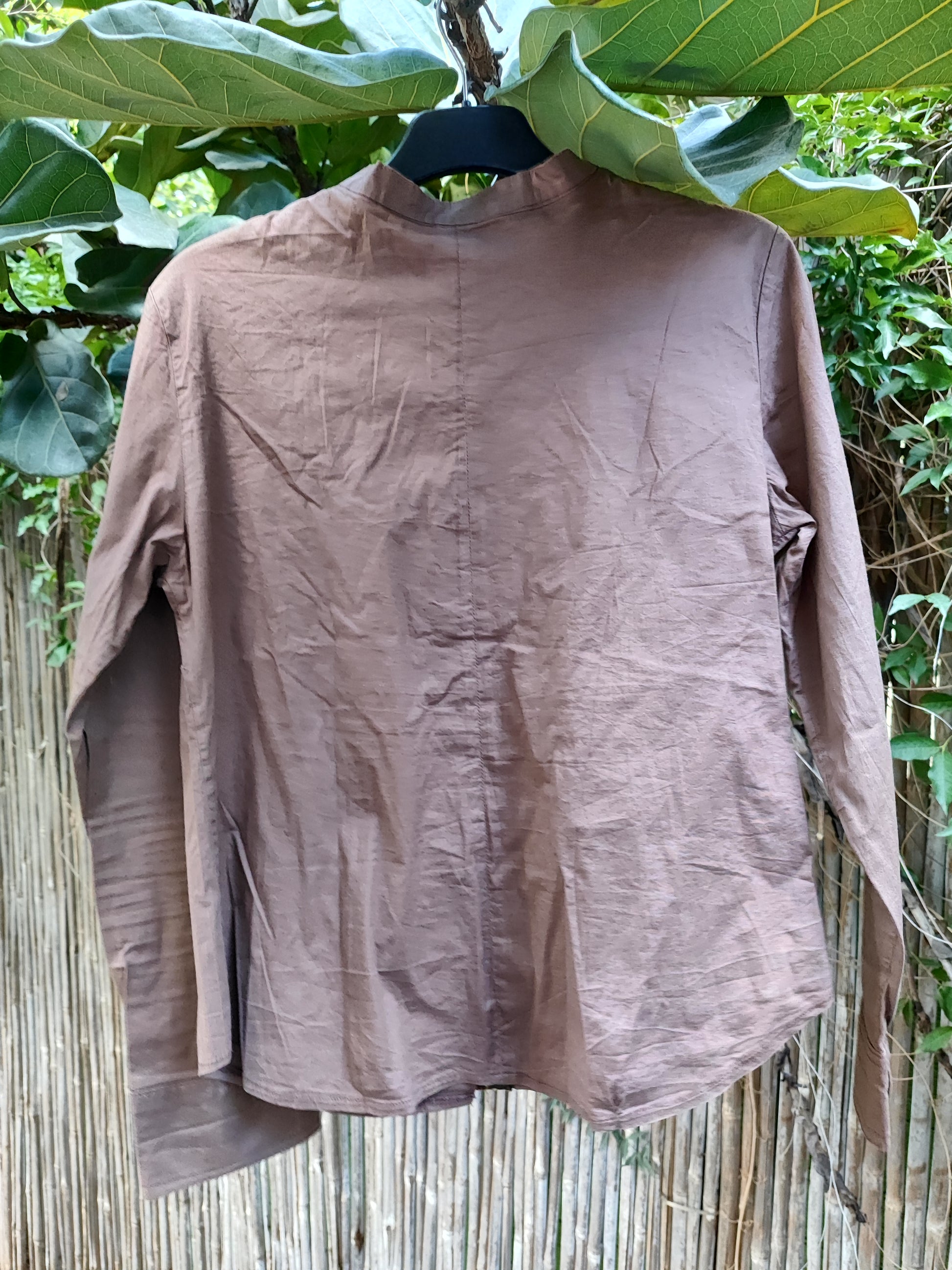 חולצה בכפתורים עם רקמה בפרחים  - Image 4