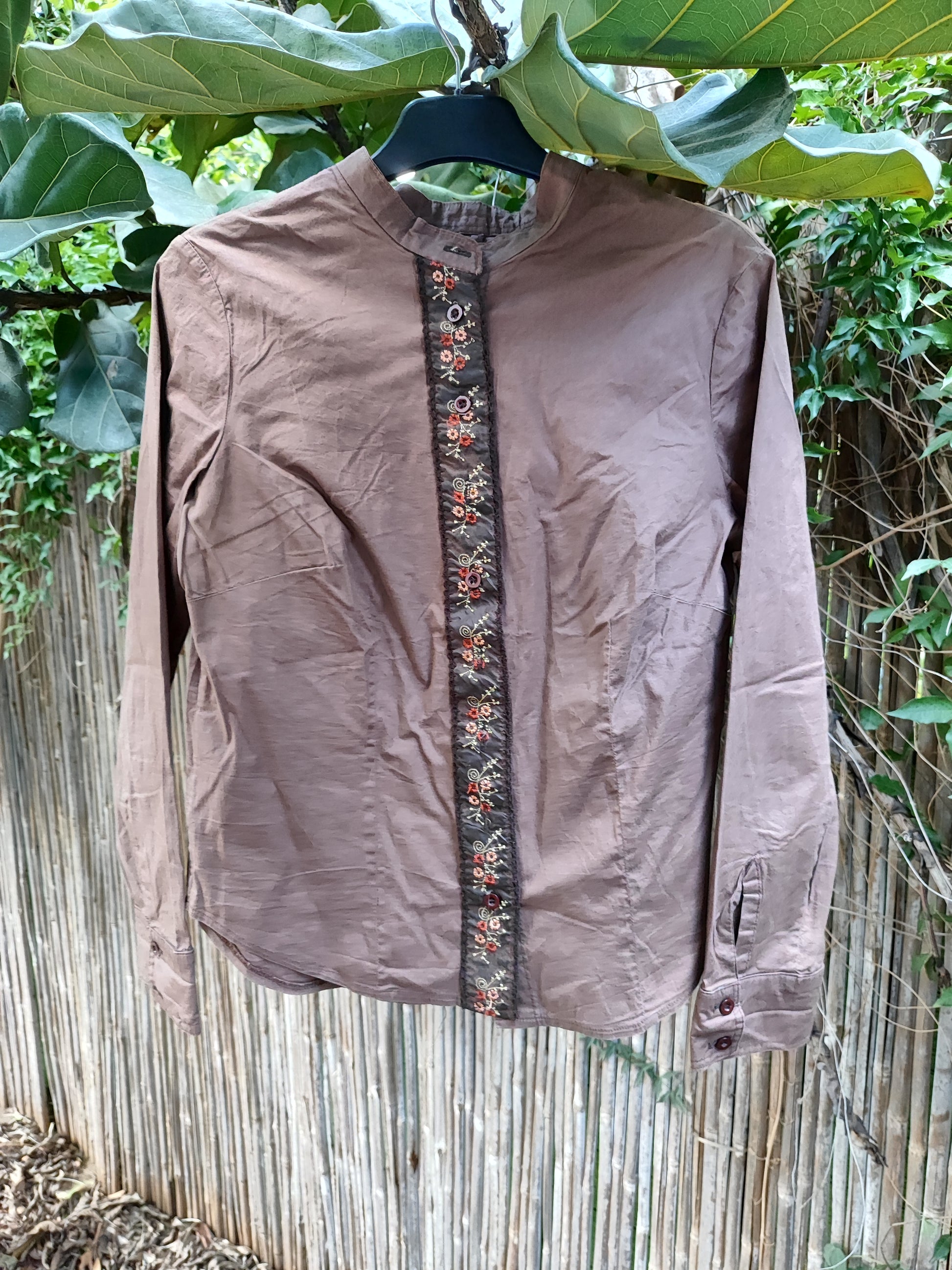 חולצה בכפתורים עם רקמה בפרחים  - Image 5