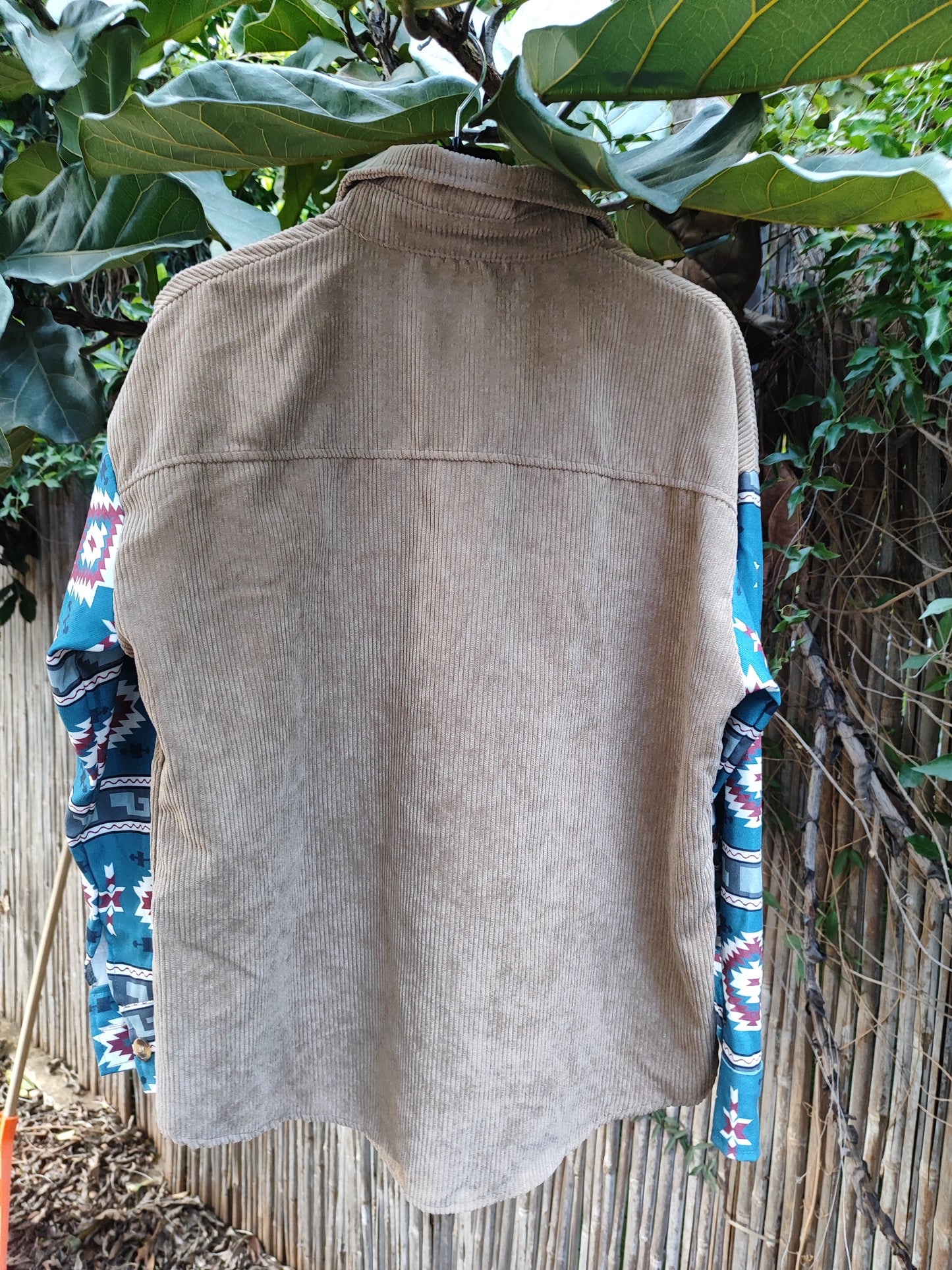 חולצת קורדרויי כפתורים בשרוולים א. ניים - Image 5