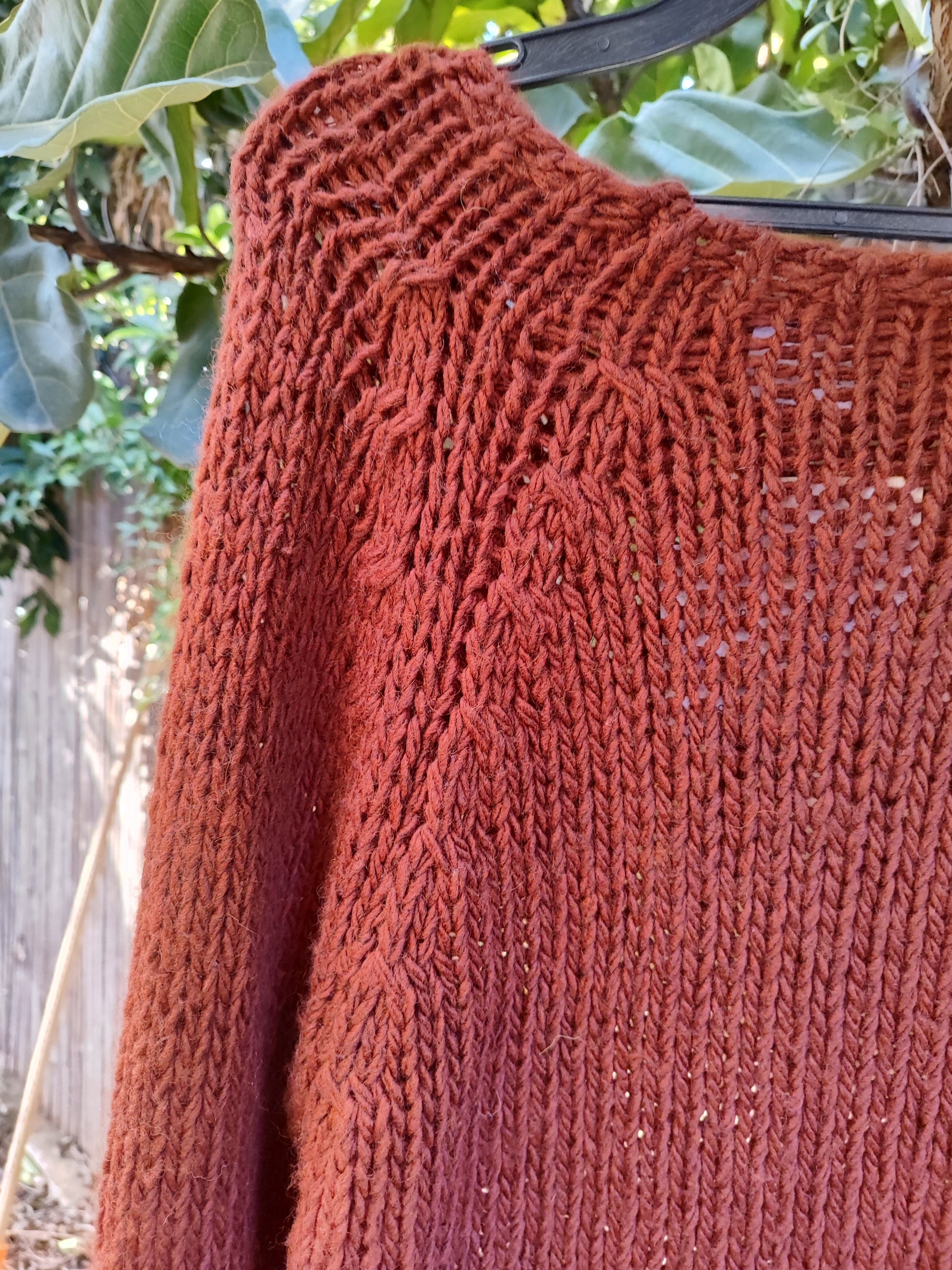 סוודר סרוג חום במראה ידני - Image 2 by Galler