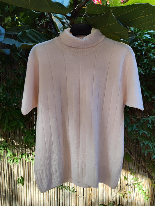 חולצת גולף קצרה ורודה בטקסטורת פסים  - Image 2