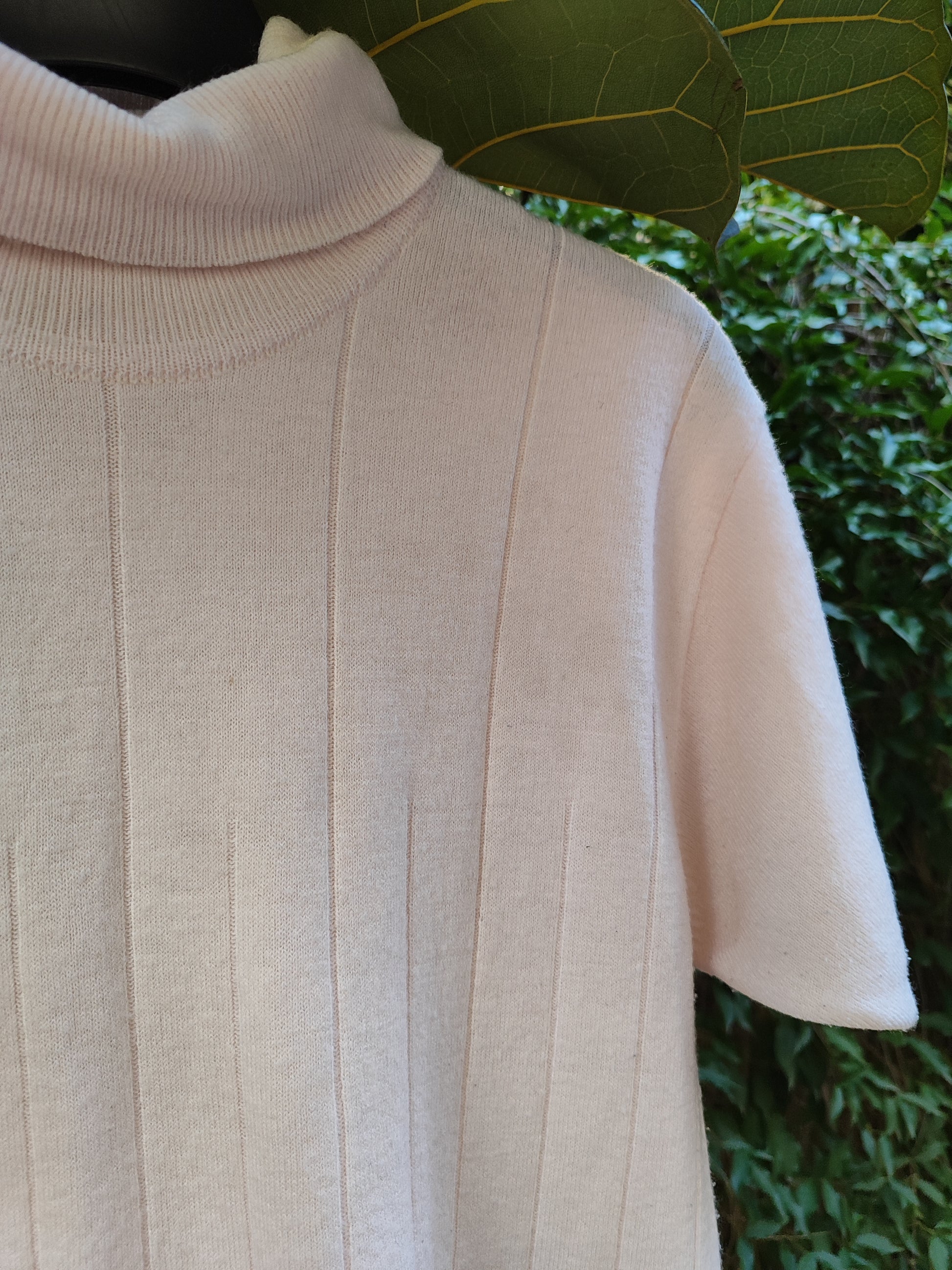 חולצת גולף קצרה ורודה בטקסטורת פסים  - Image 3