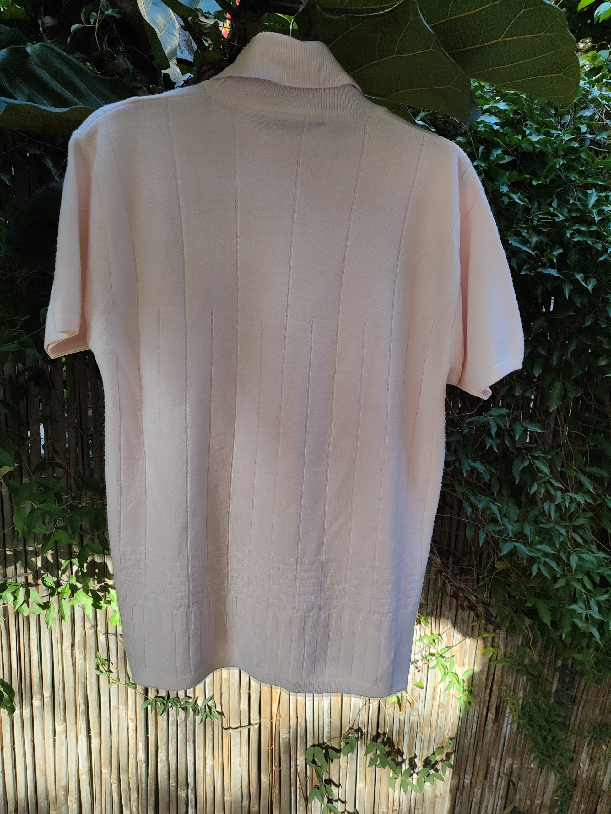 חולצת גולף קצרה ורודה בטקסטורת פסים  - Image 4