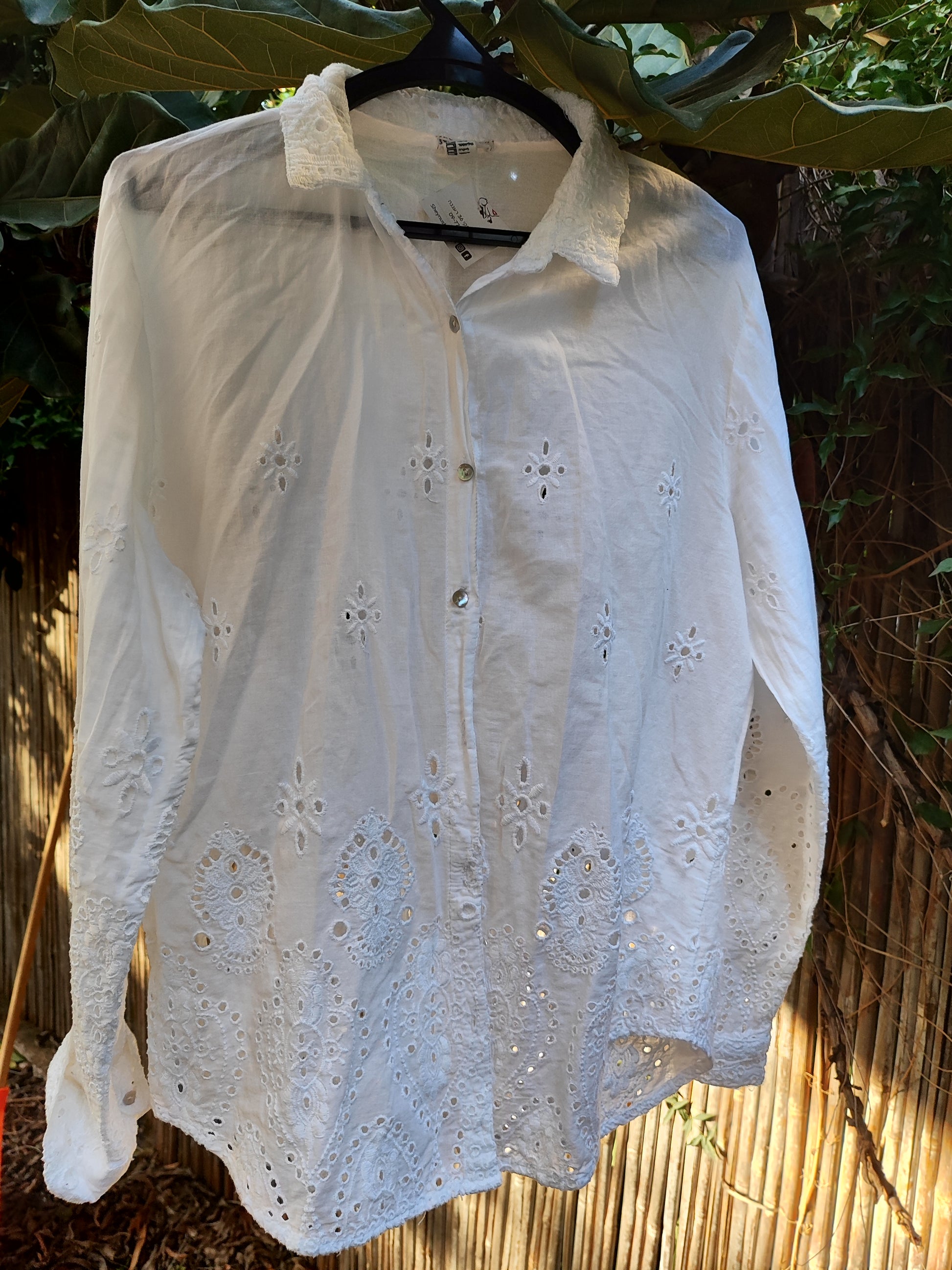 חולצה לבנה מכופתרת ברקמה פרחונית  - Image 3 by Studio One