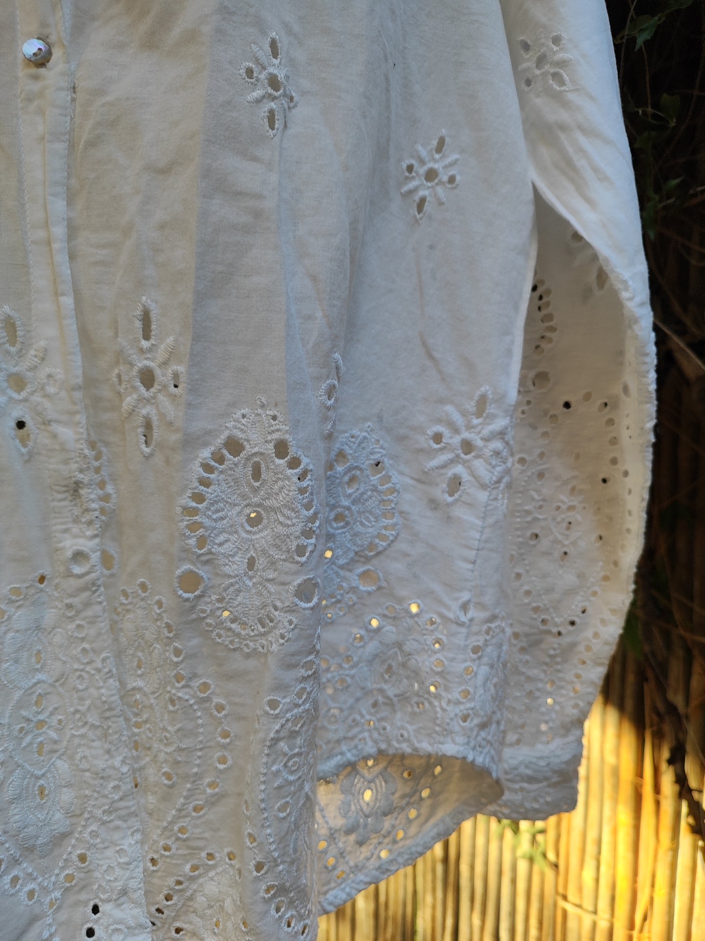 חולצה לבנה מכופתרת ברקמה פרחונית  - Image 4 by Studio One