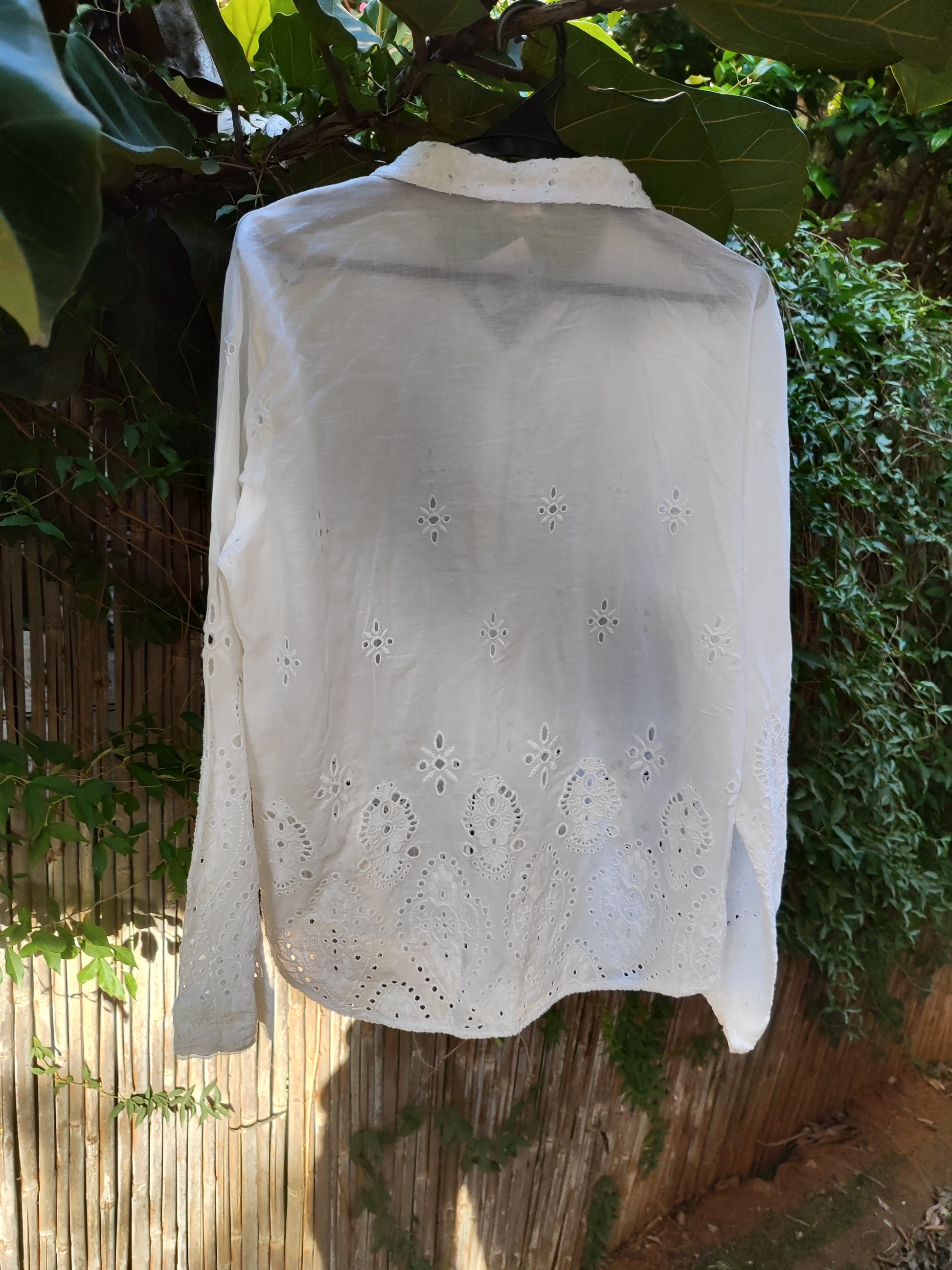 חולצה לבנה מכופתרת ברקמה פרחונית  - Image 6 by Studio One