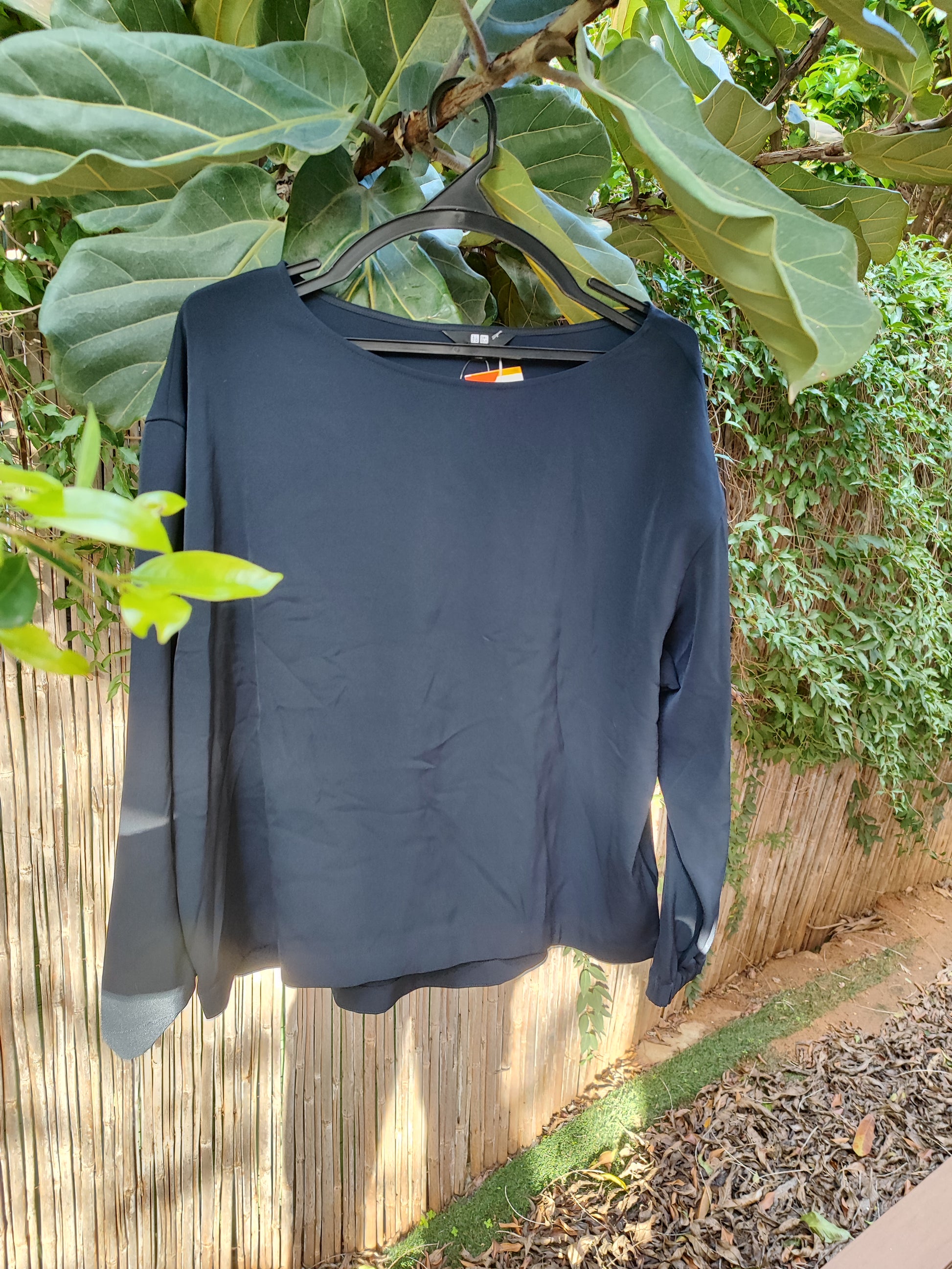 חולצת יוניקלו שחורה דקה קלאסית - Image 2 by Uniqlo