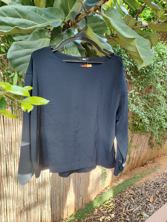 חולצת יוניקלו שחורה דקה קלאסית - Image 2 by Uniqlo