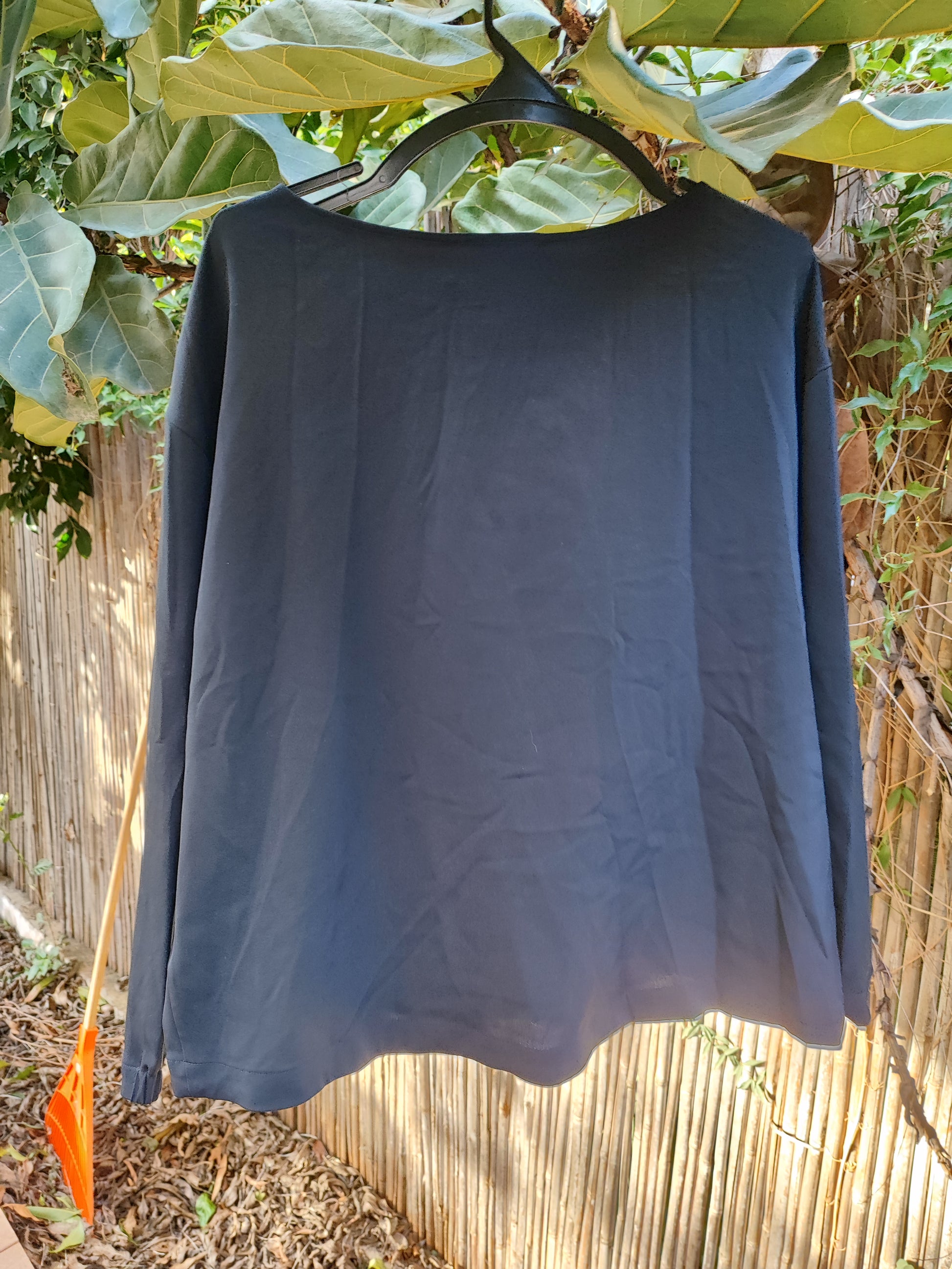 חולצת יוניקלו שחורה דקה קלאסית - Image 4 by Uniqlo