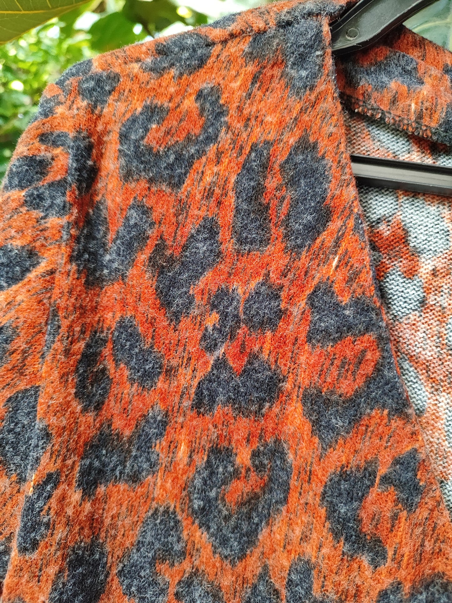 חולצה במראה סריג מעטפת נמרית  - Image 2