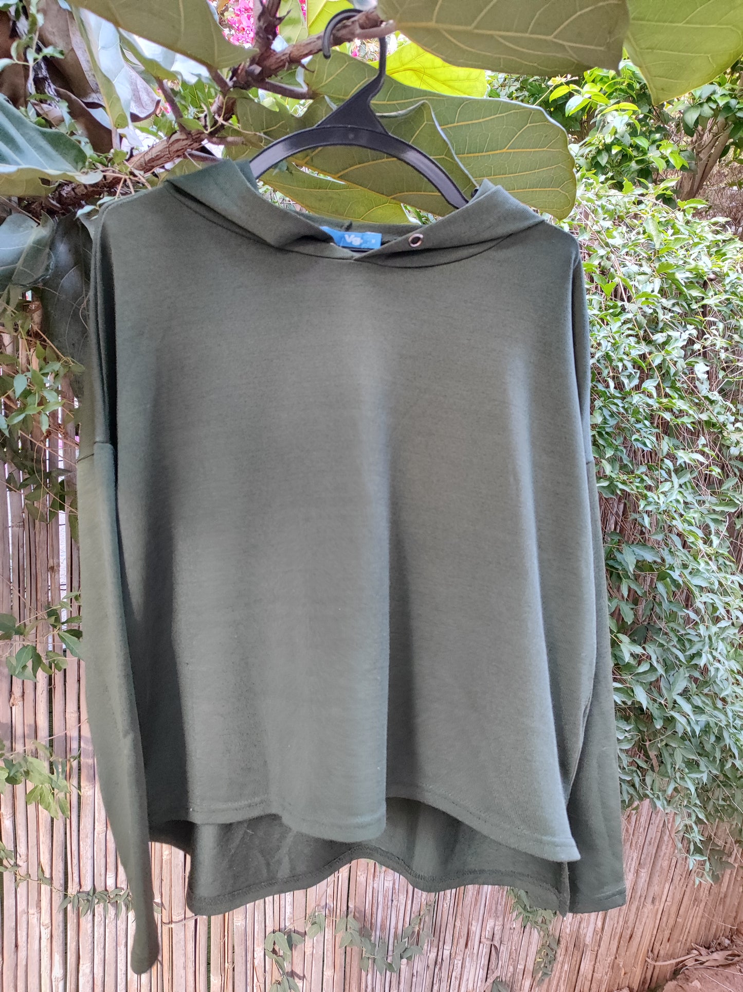 חולצת קפוצ'ון ירוקה נשפכת ונעימה  - Size M