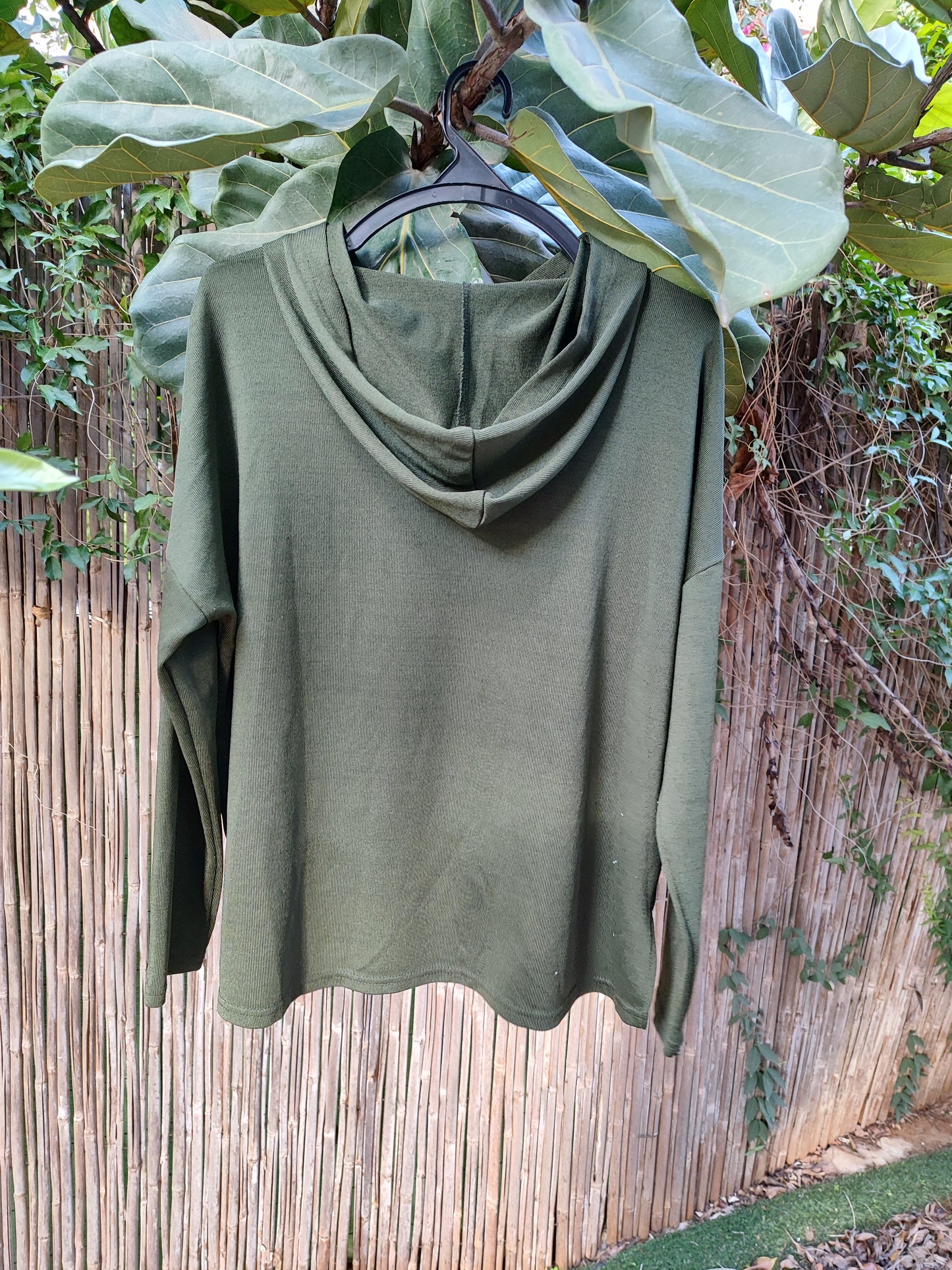 חולצת קפוצ'ון ירוקה נשפכת ונעימה  - Image 2