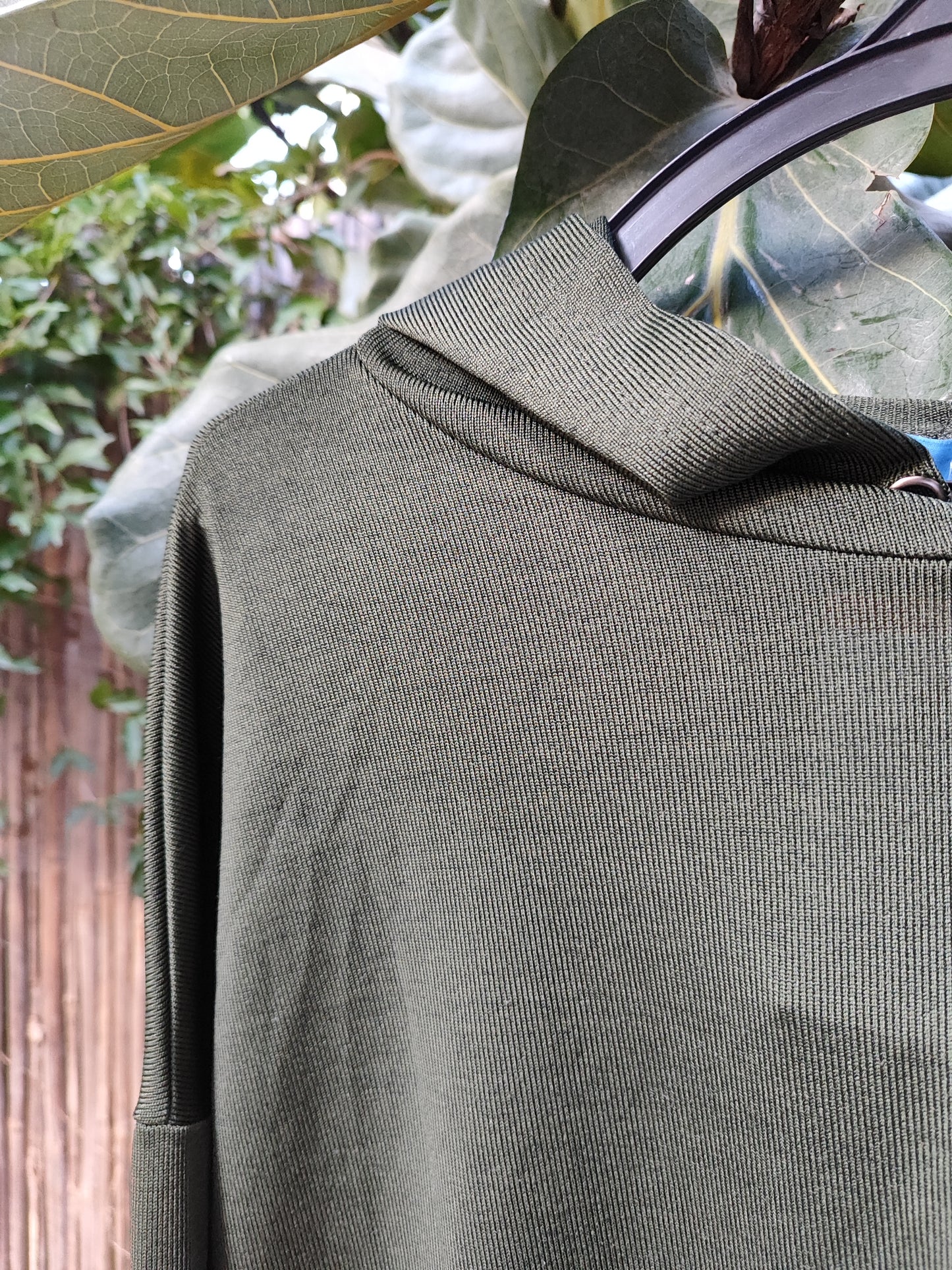 חולצת קפוצ'ון ירוקה נשפכת ונעימה  - Image 3