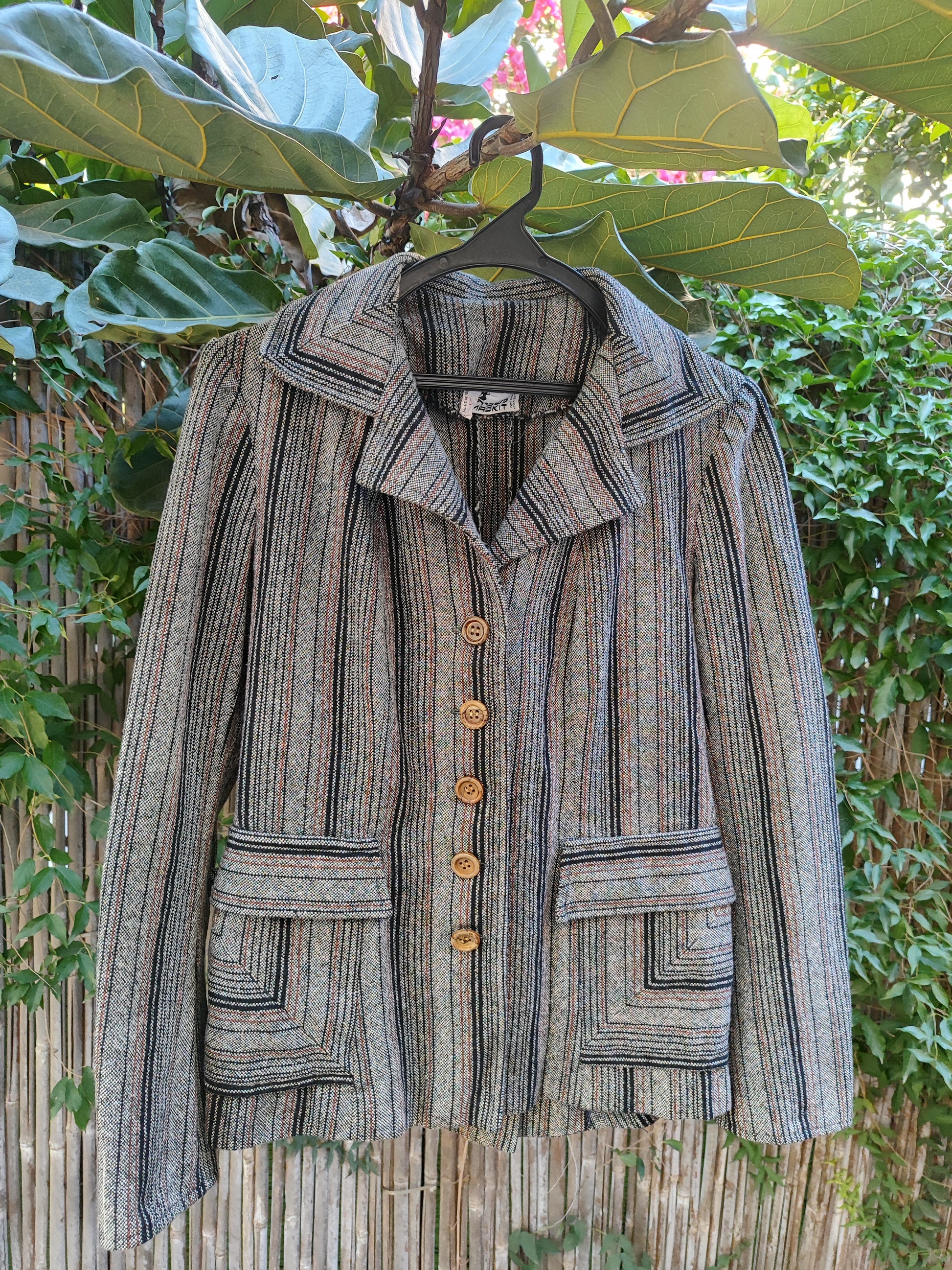 ג׳קט פסים אפור שחור ונגיעת חום בכיסים ריבועים by משכית - Size L