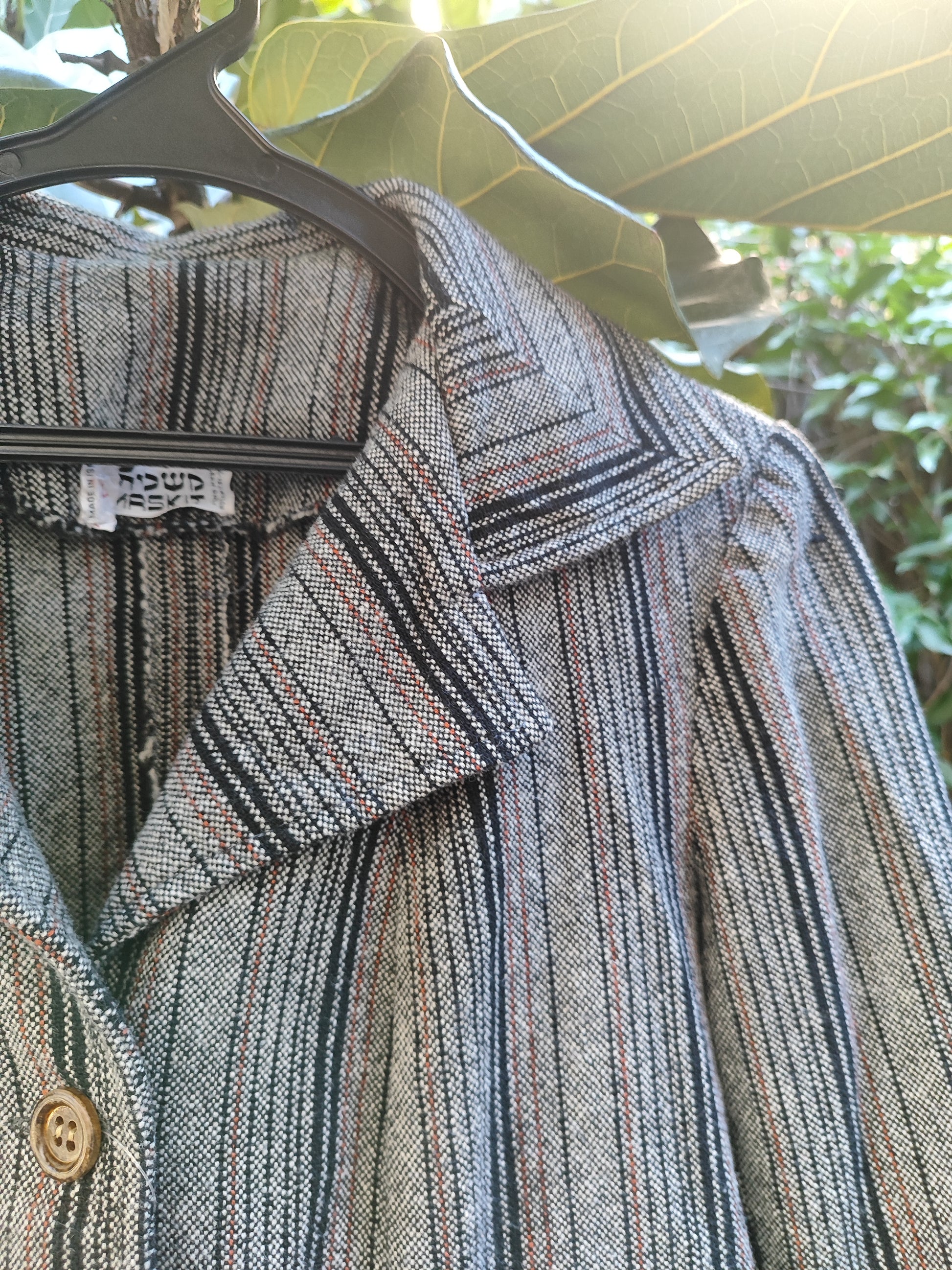 ג׳קט פסים אפור שחור ונגיעת חום בכיסים ריבועים - Image 2 by משכית