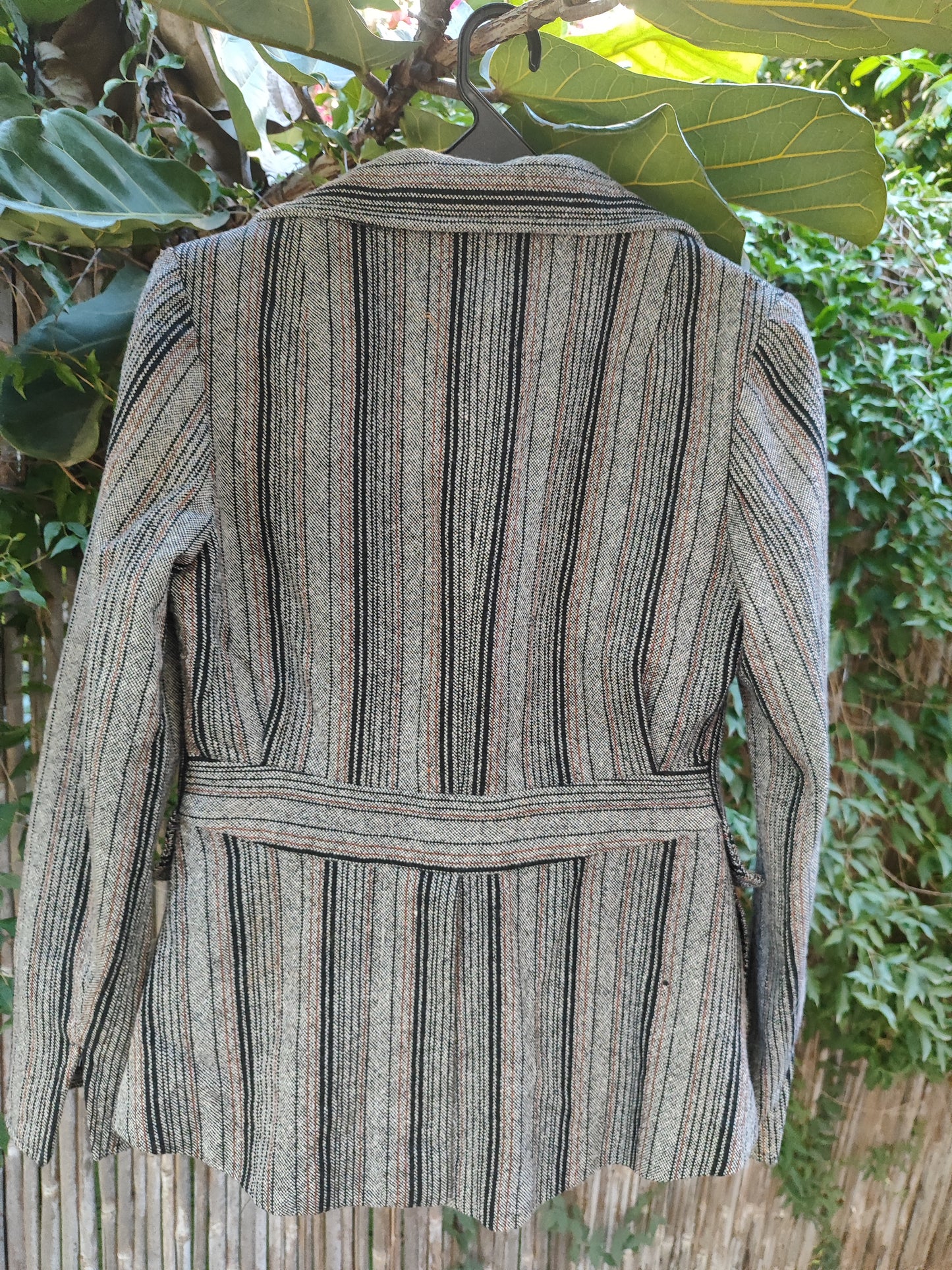 ג׳קט פסים אפור שחור ונגיעת חום בכיסים ריבועים - Image 3 by משכית