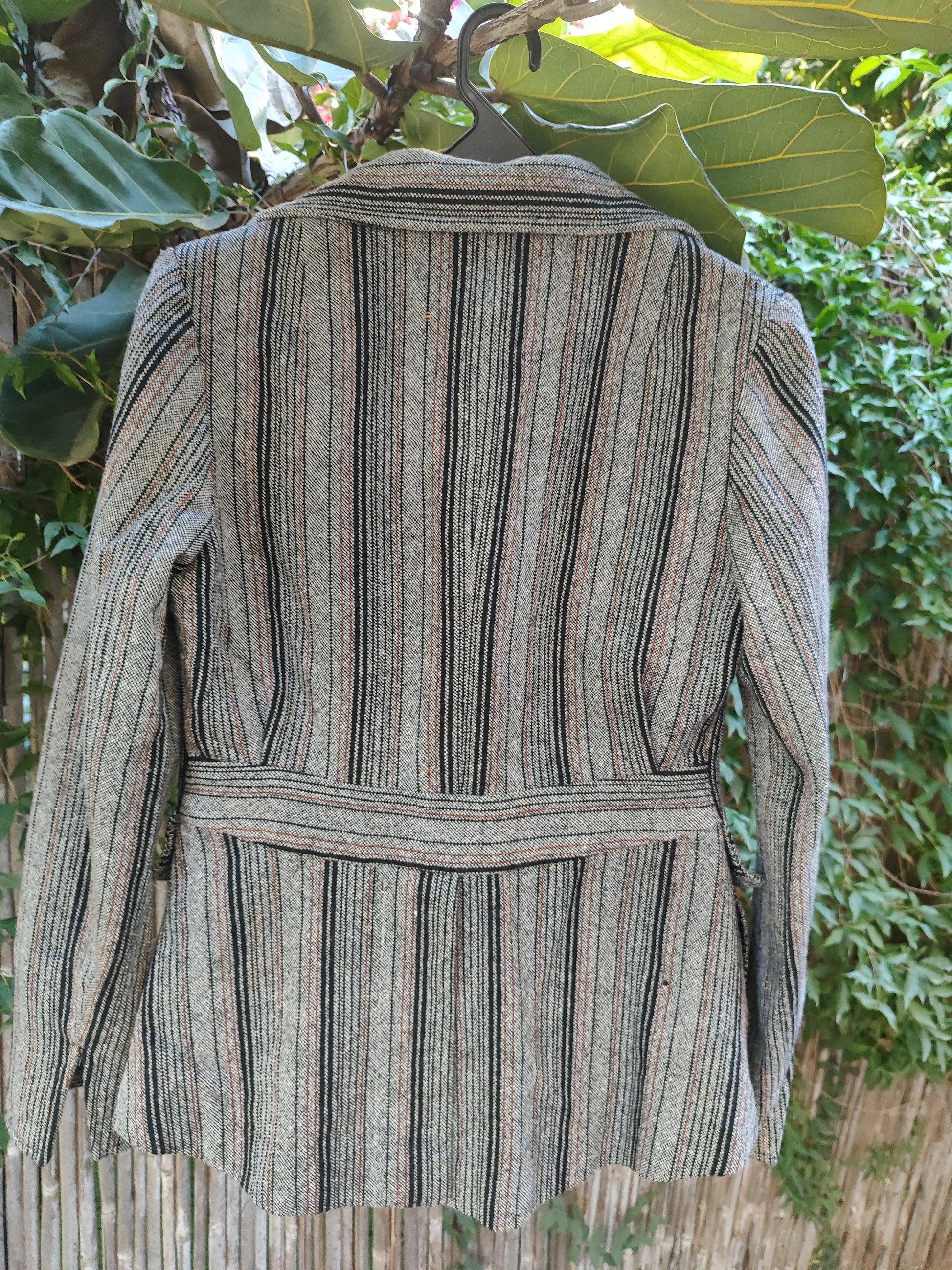 ג׳קט פסים אפור שחור ונגיעת חום בכיסים ריבועים - Image 3 by משכית