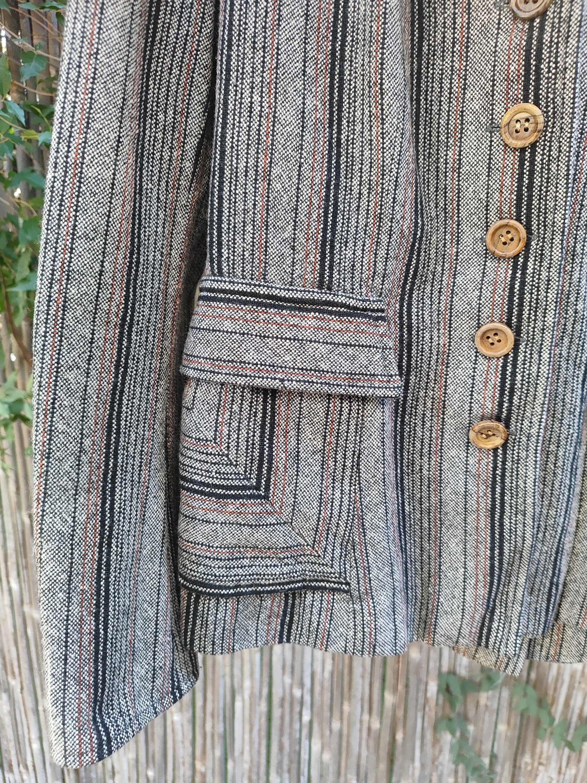 ג׳קט פסים אפור שחור ונגיעת חום בכיסים ריבועים - Image 4 by משכית