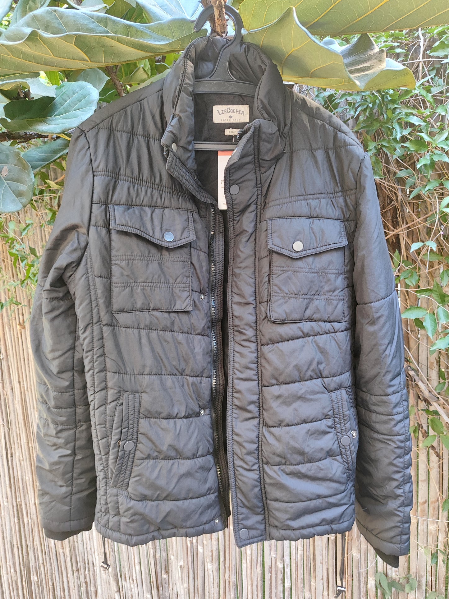 מעיל פוך שחור בכיסים בכל הכוונים - Image 2 by Lee Cooper