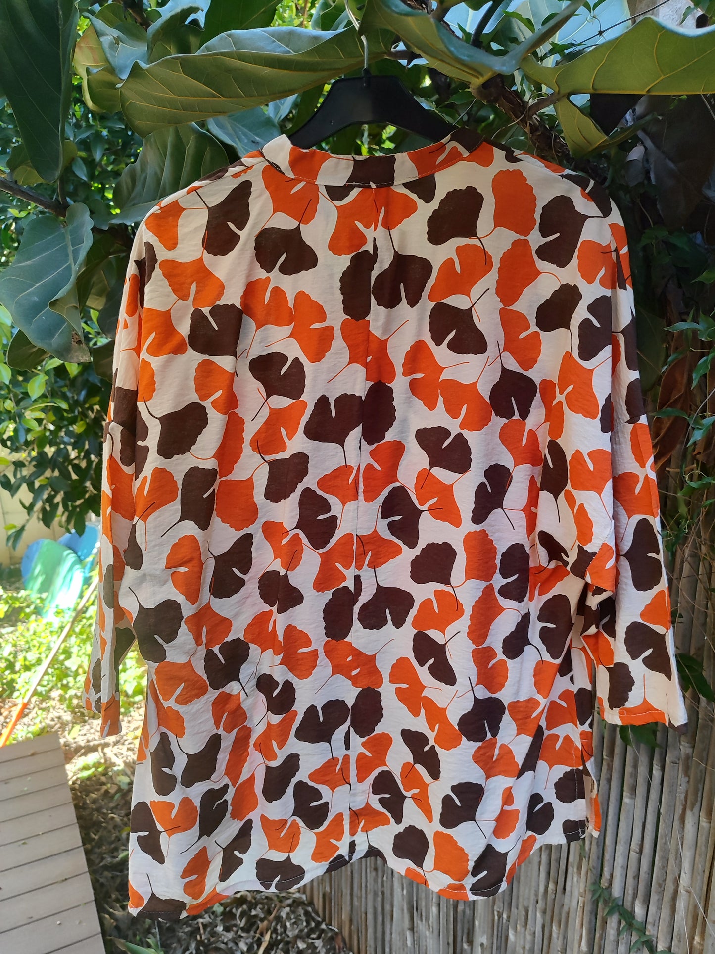 חולצה מכופתרת בעלים מפוזרים בכתום חום וקרם by Cotton - Size M-L