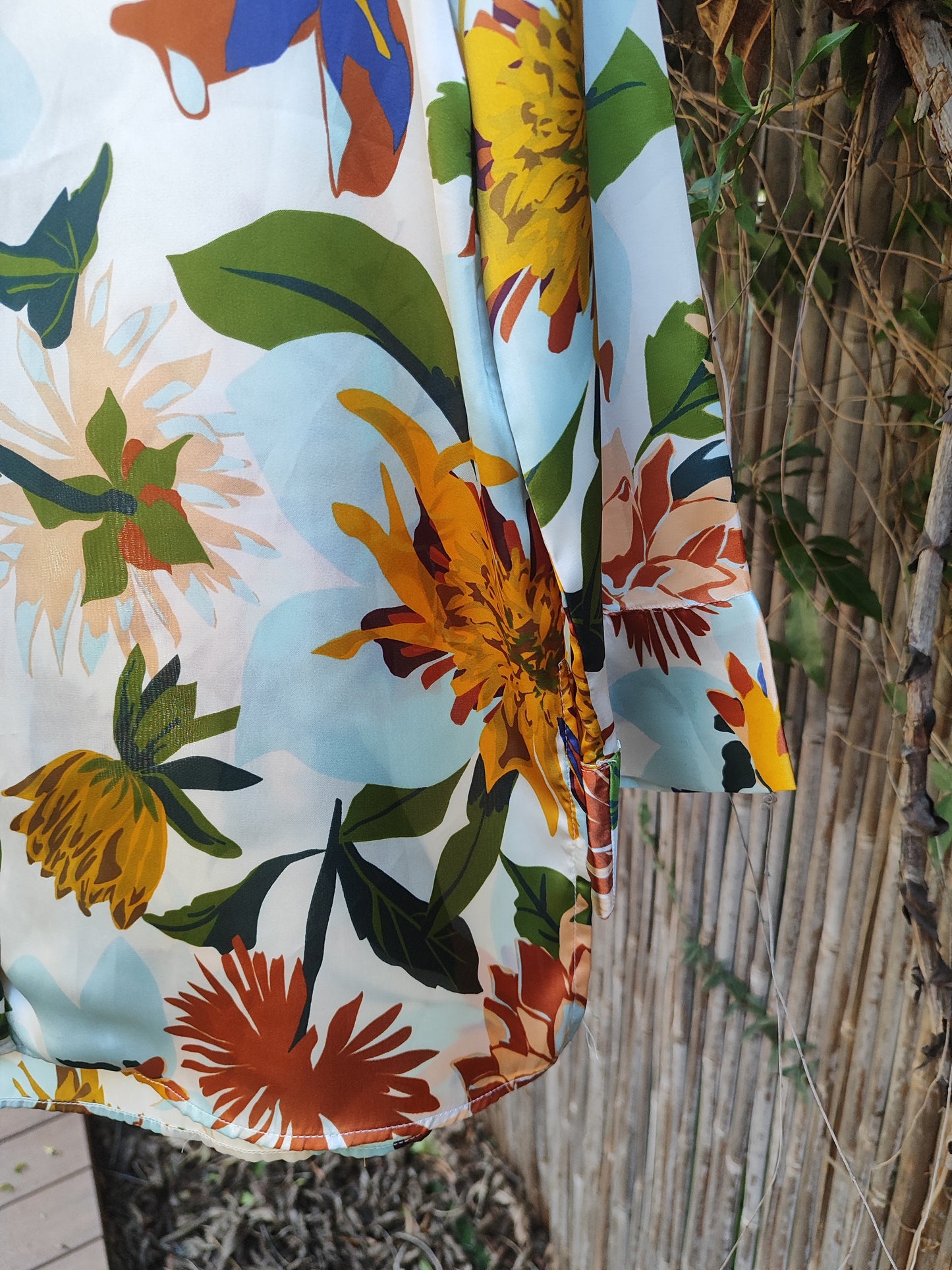 חולצה מכופתרת עטופה בפרחי פסטל - Image 2 by Zara