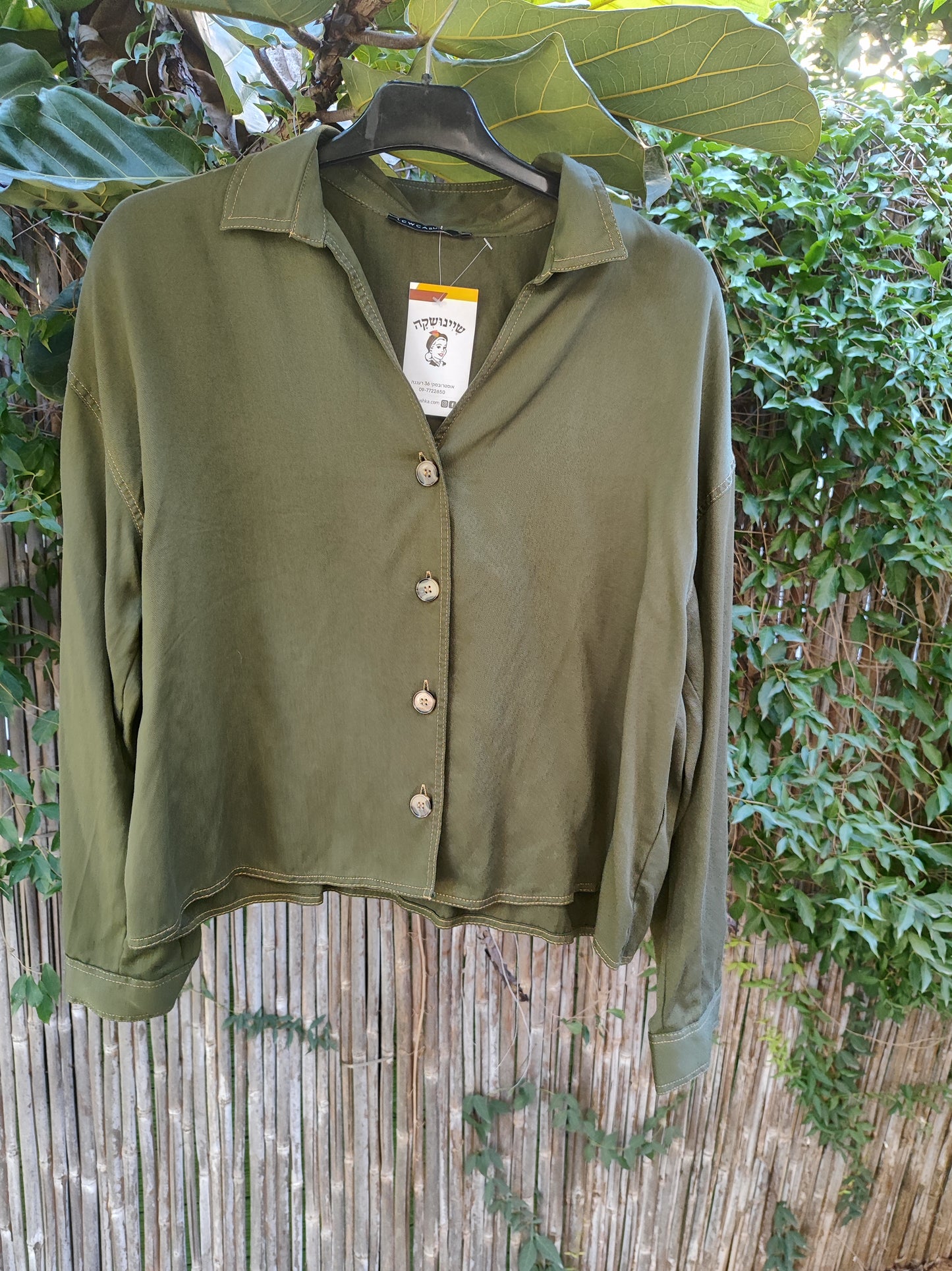 חולצה ירוקה מכופתרת תפרים בקרם  - Image 2 by LCW Casual