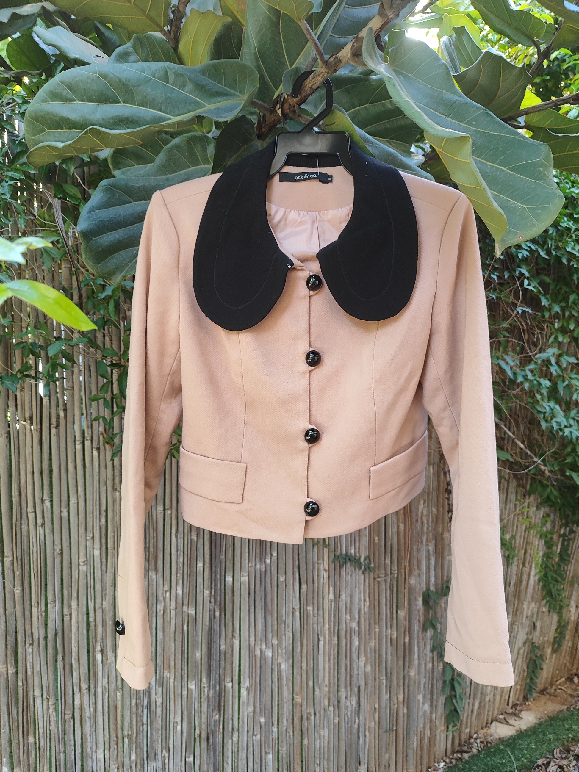 ז'קט ורוד מעושן באוזני פיל שחורים וכפתורי מסטיק עגול  - Image 3 by Ark & Co