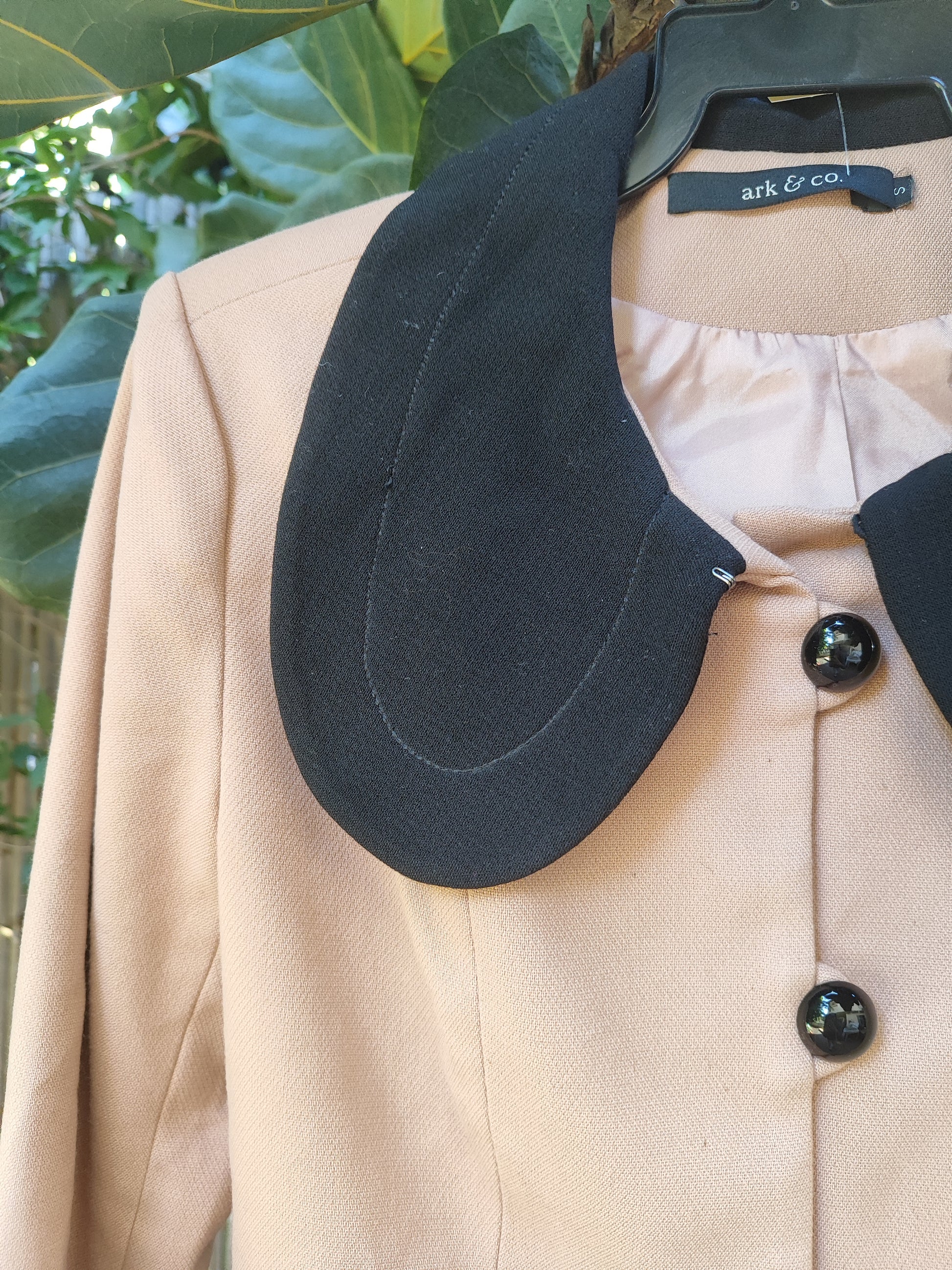 ז'קט ורוד מעושן באוזני פיל שחורים וכפתורי מסטיק עגול  - Image 4 by Ark & Co