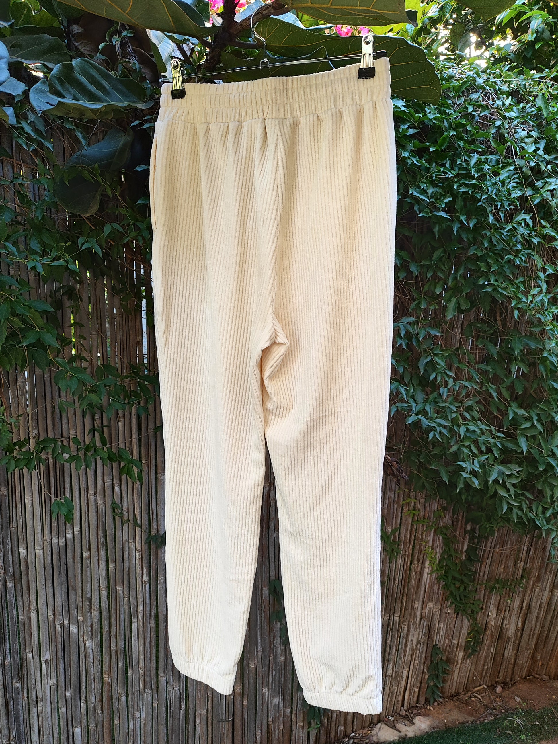 מכנסים קורדרויי קטיפתי בקרם וכיווצי קרסול - Image 2 by H&M