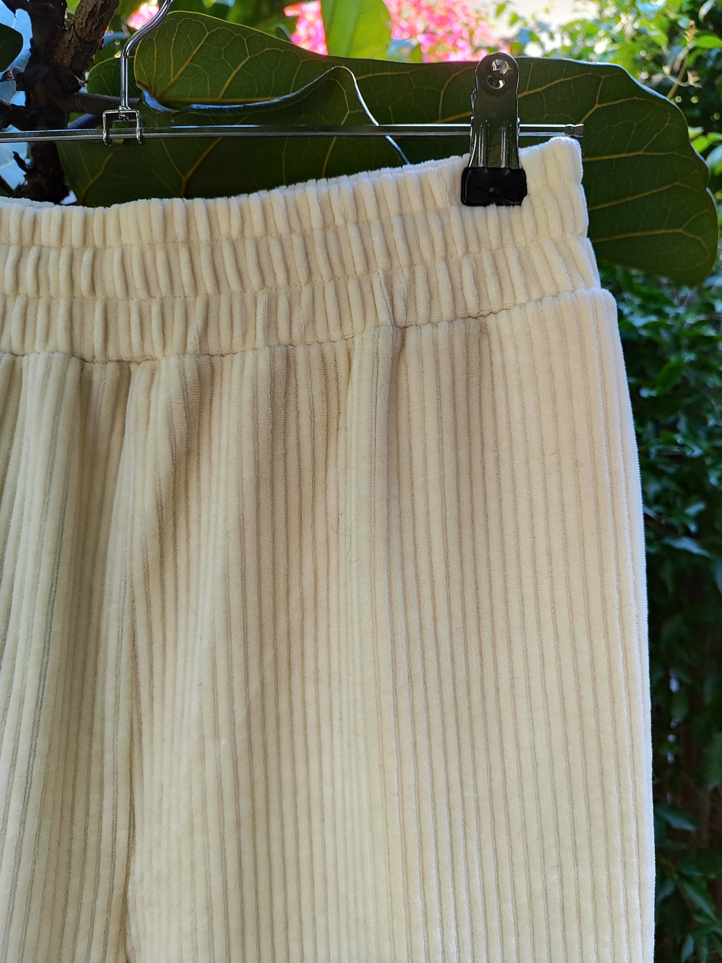 מכנסים קורדרויי קטיפתי בקרם וכיווצי קרסול - Image 3 by H&M