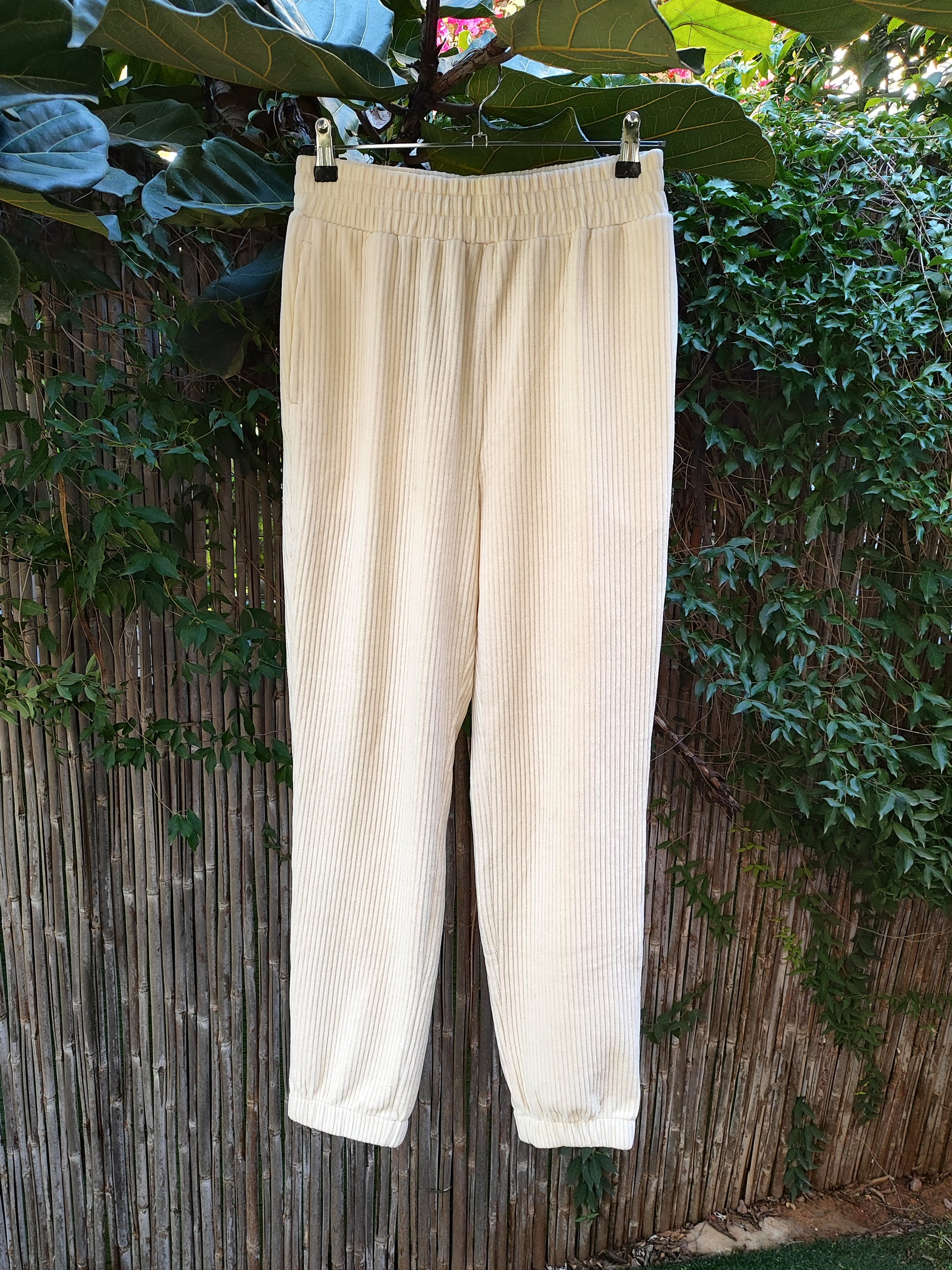 מכנסים קורדרויי קטיפתי בקרם וכיווצי קרסול by H&M - Size M