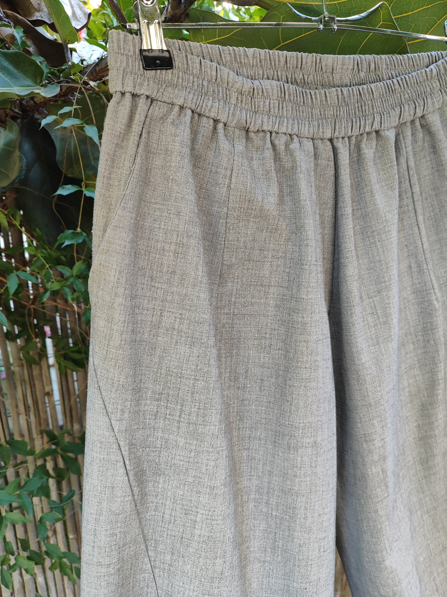 מכנסיים אפורים נשפכים בחגורת גומי אלגנטי  by Yoko - Size 40