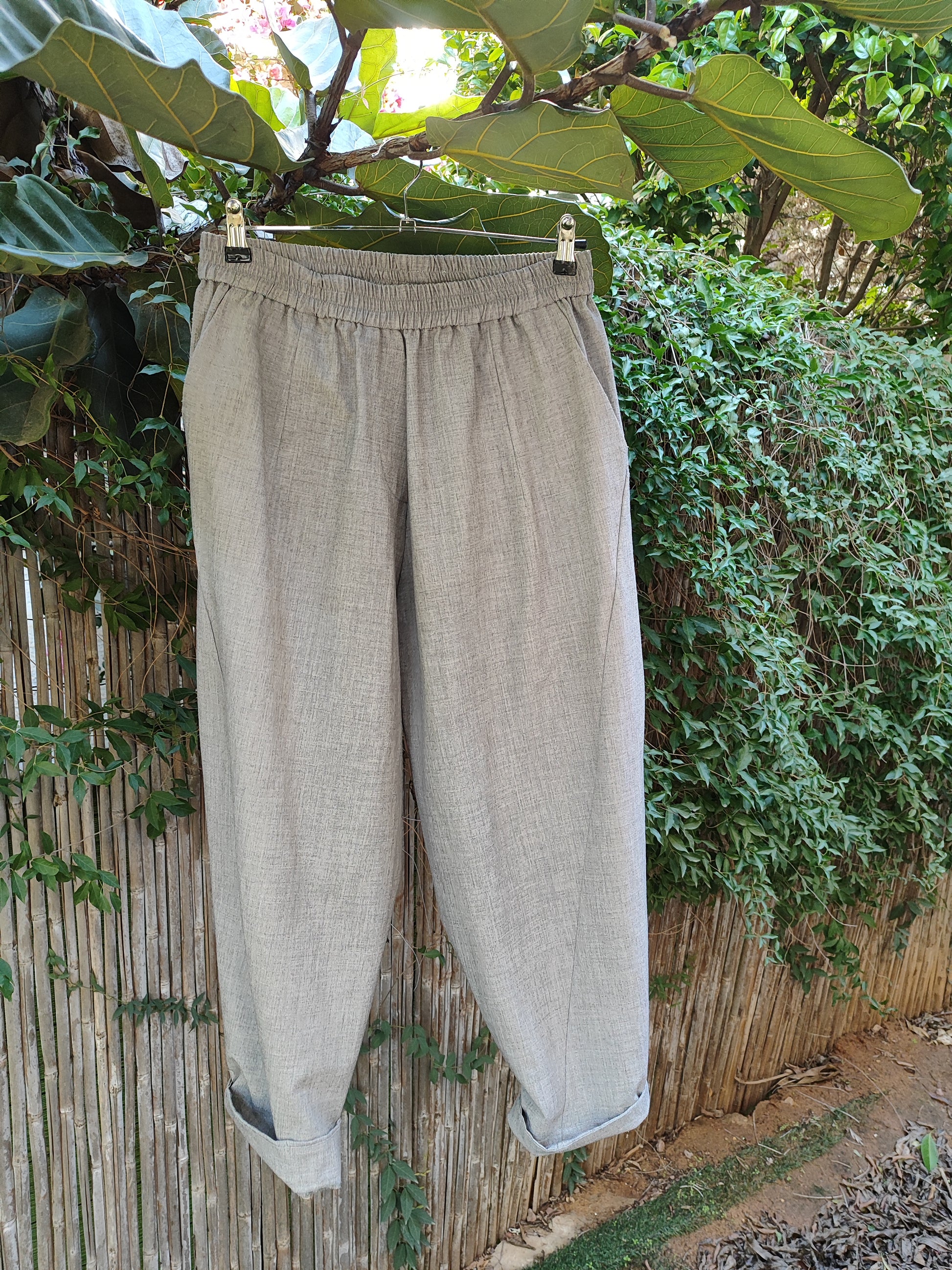 מכנסיים אפורים נשפכים בחגורת גומי אלגנטי  - Image 3 by Yoko