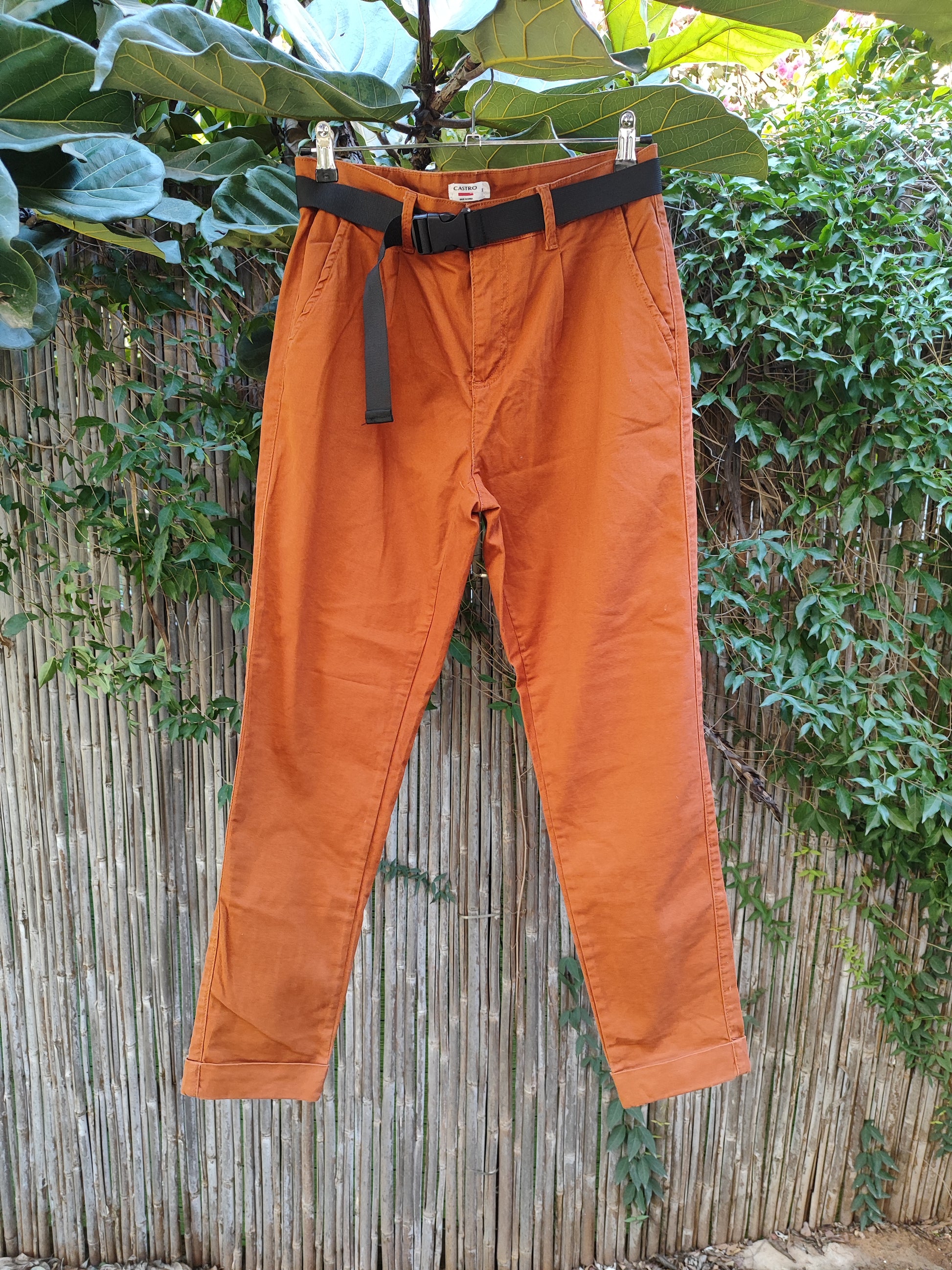 מכנסי קז'ואל בפנסים בצבע חמרה  - Image 3 by Castro