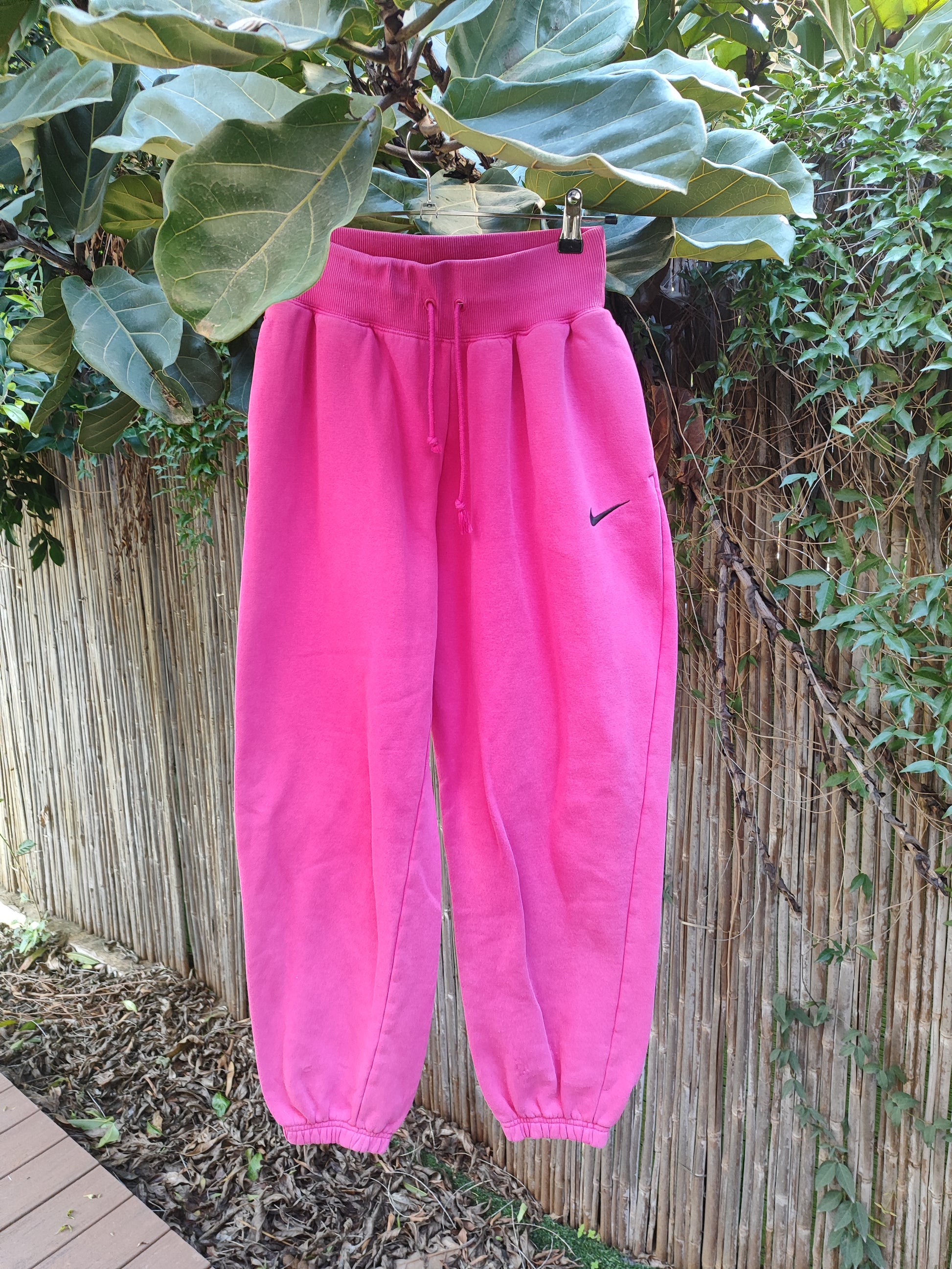 מכנסי טרניניג ורודים קלאסים - Image 4 by Nike