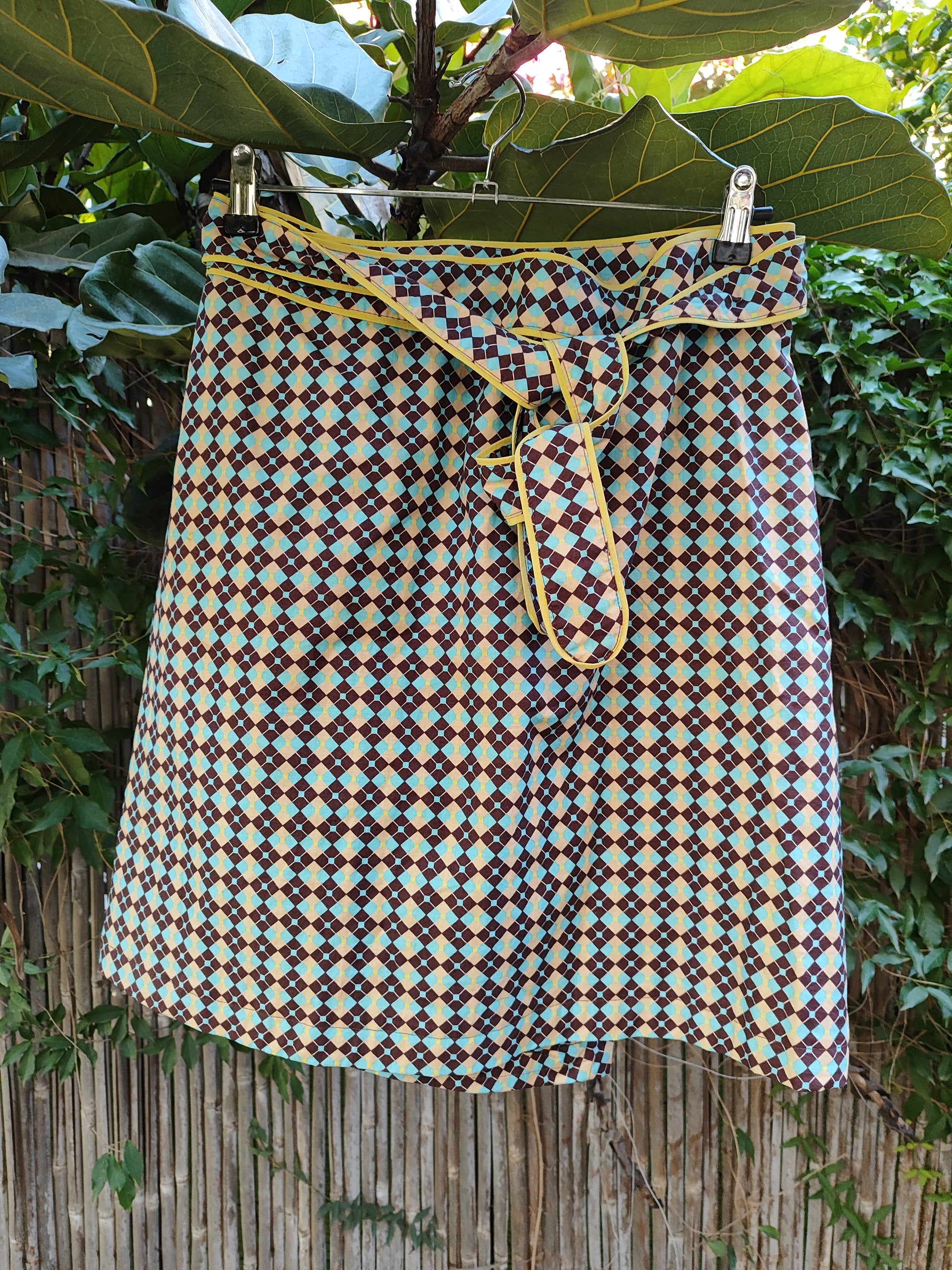 חצאית וינטג' רטרו דקה בגווני תכלת חום צהוב  - Image 2 by בנות