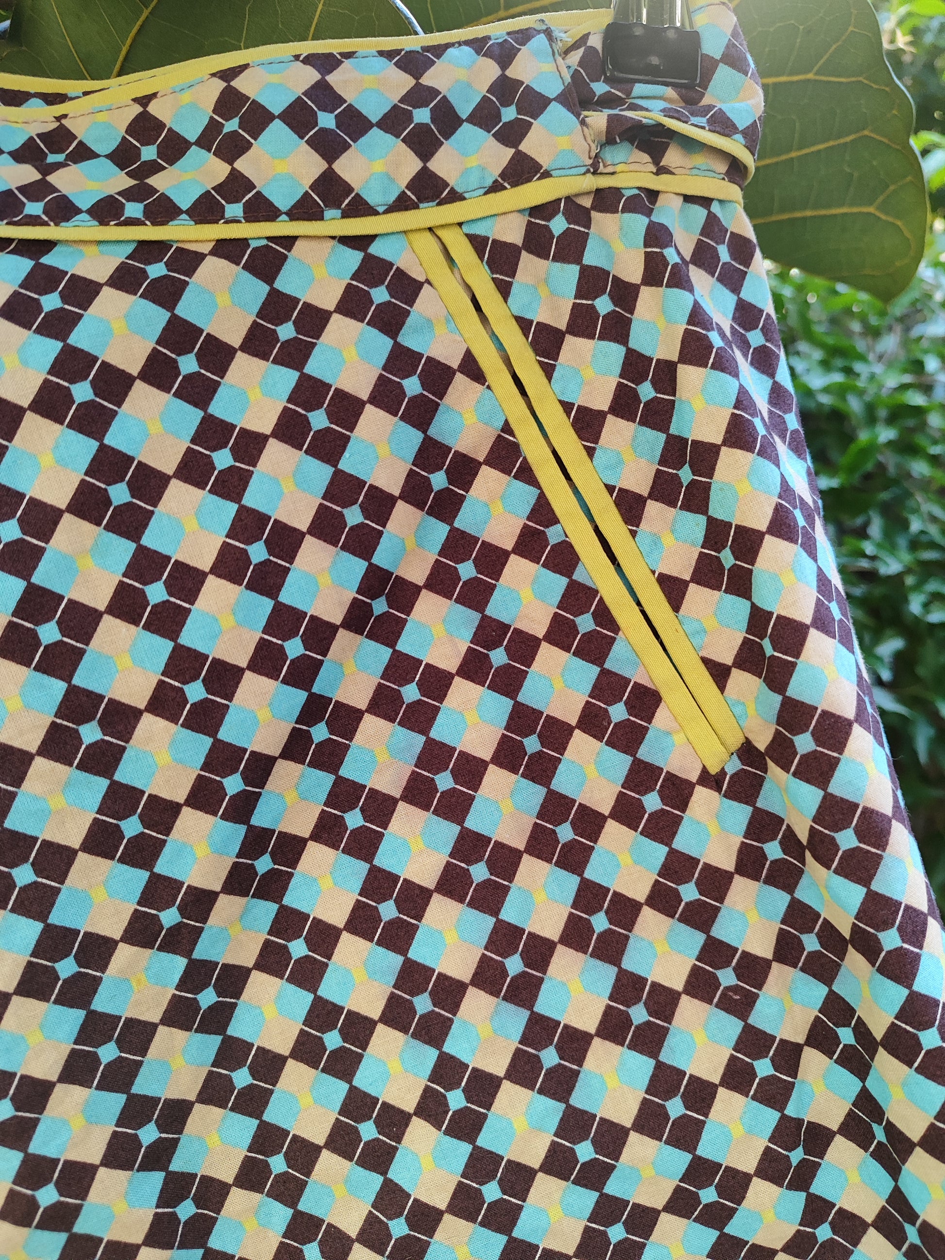 חצאית וינטג' רטרו דקה בגווני תכלת חום צהוב  - Image 3 by בנות