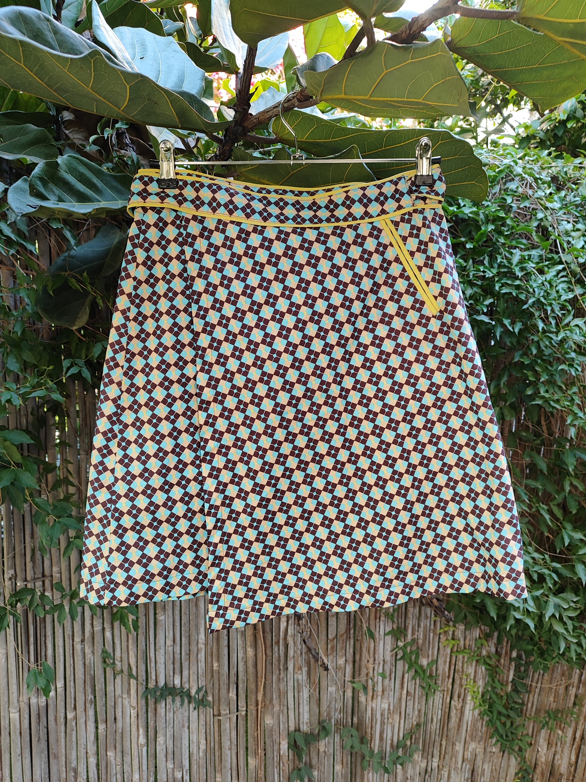 חצאית וינטג' רטרו דקה בגווני תכלת חום צהוב  - Image 4 by בנות