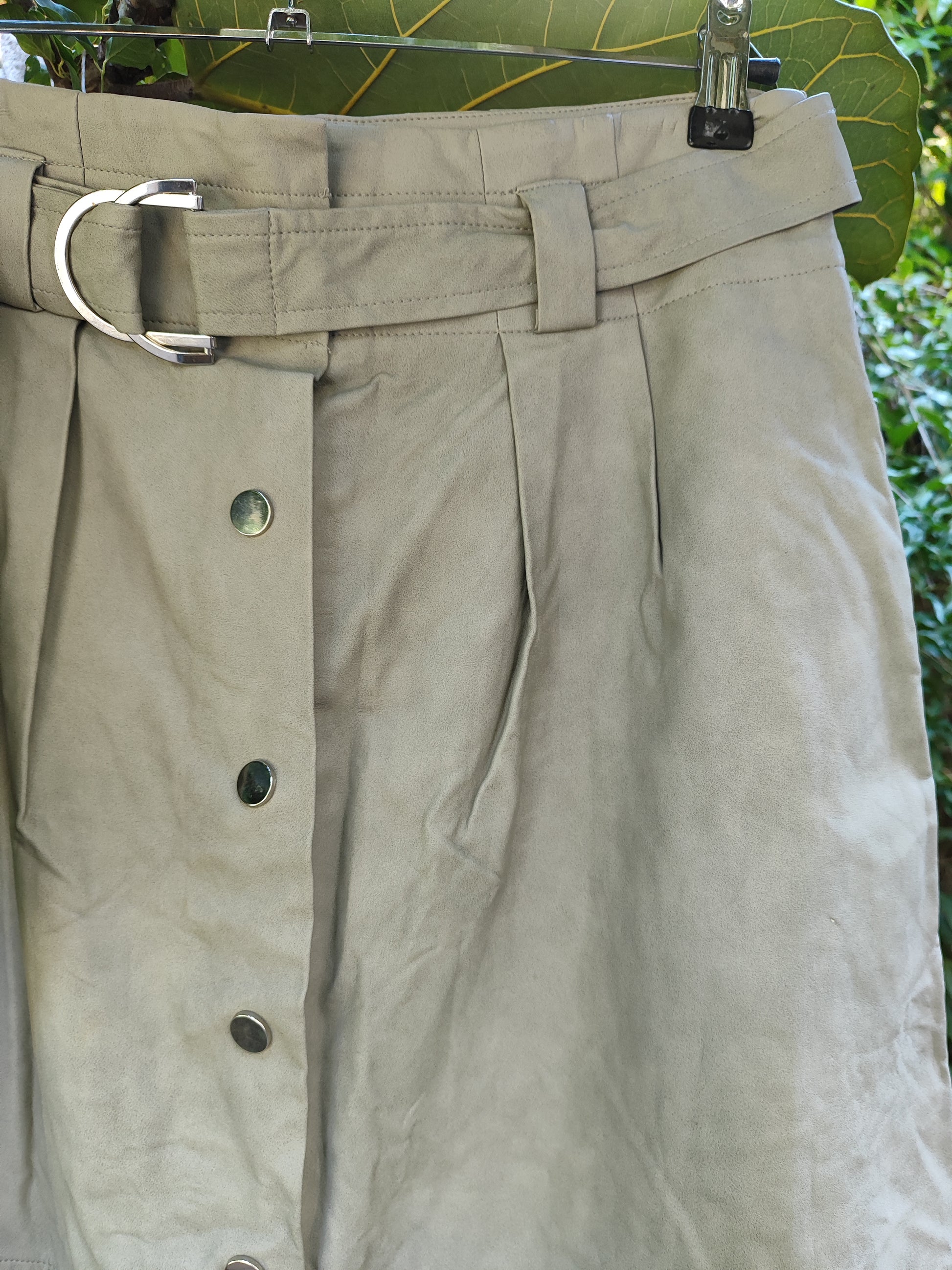 חצאית אפורה עם חגורה דמוי עור ותיקטקים  - Image 3 by Zara